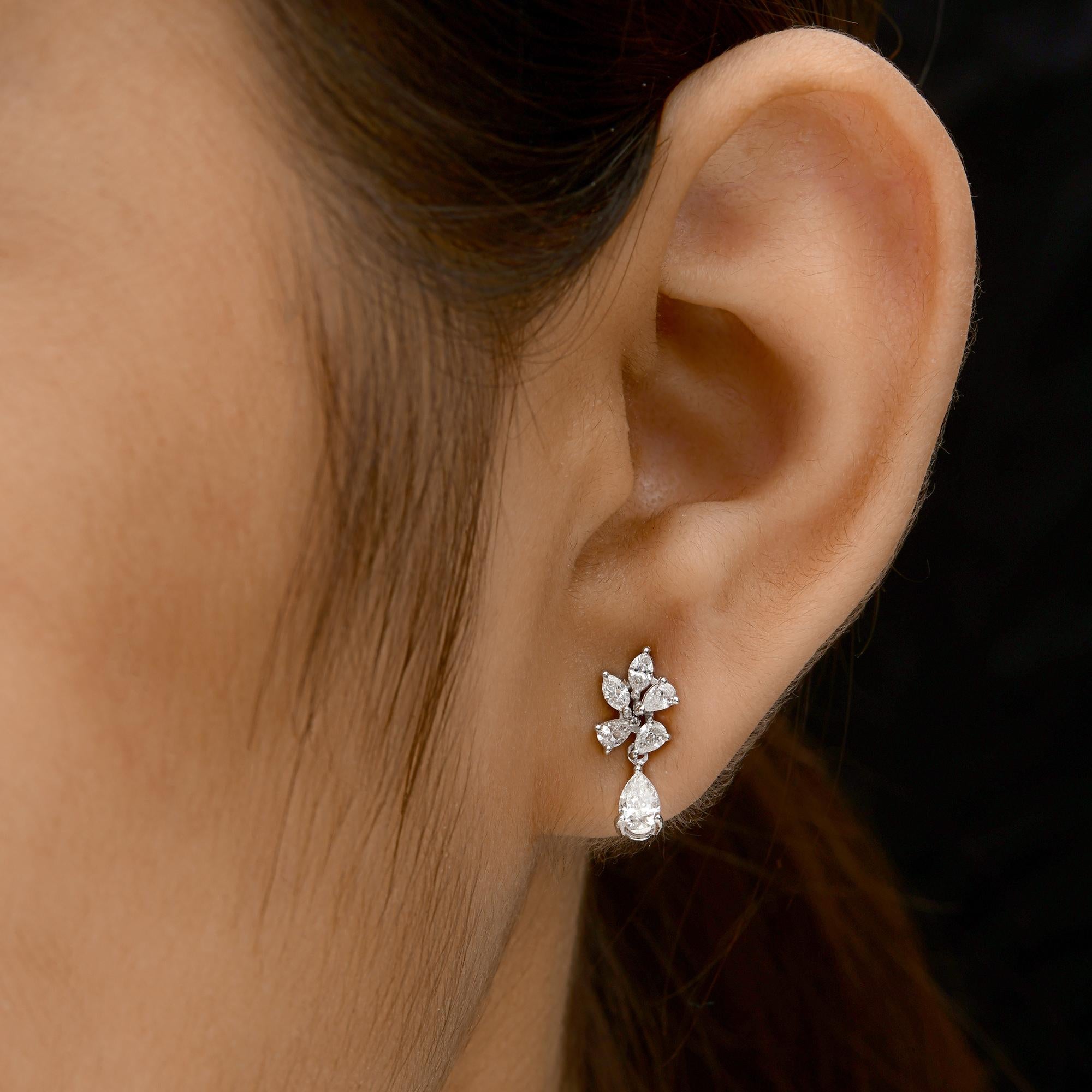 0.83Ct SI/H Pear Marquise Cut Diamond Tiny Drop Earrings 18 Karat White Gold
Ces boucles d'oreilles sont magistralement serties de diamants taillés en marquise et en poire, disposés en grappe sur le dessus, avec une délicate poire pendante.
Les