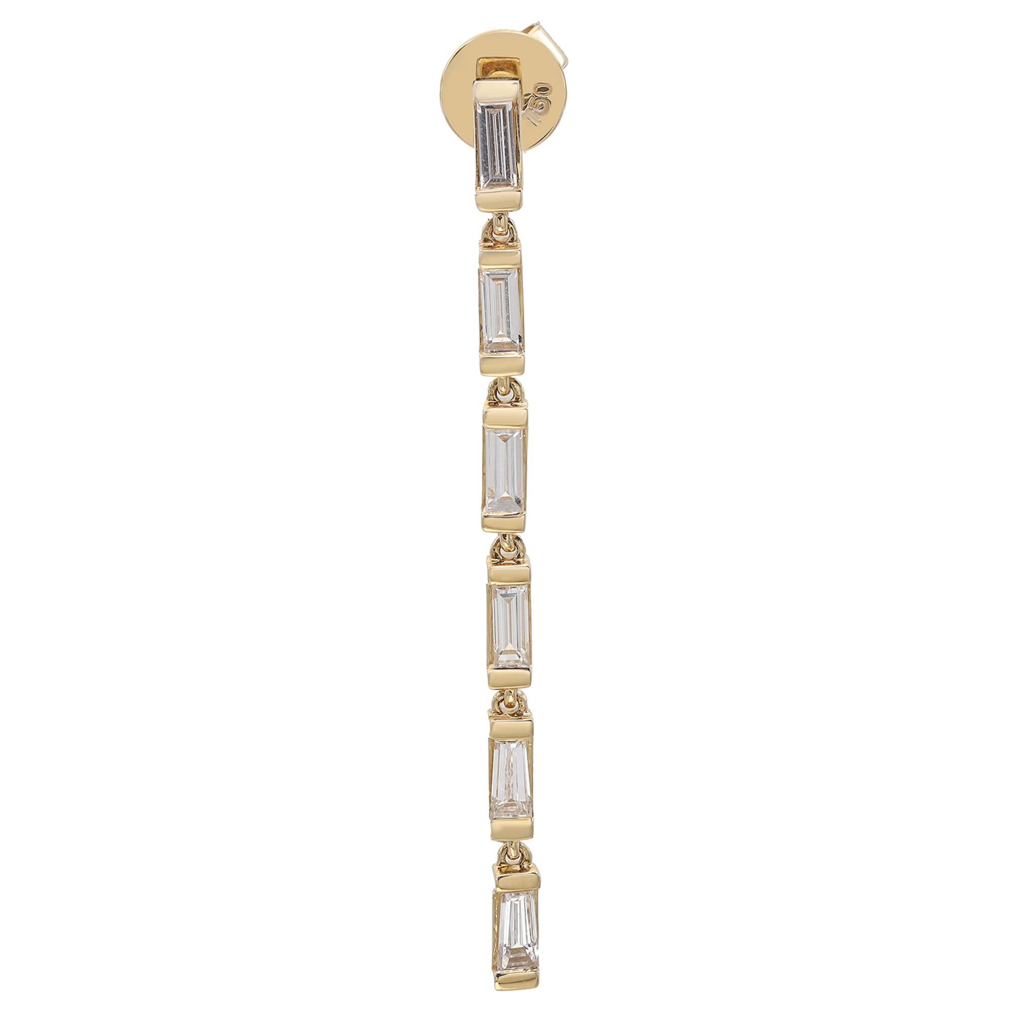Ces superbes boucles d'oreilles légères en forme de goutte expriment une élégance simple et l'attrait intemporel de l'or jaune. Réalisé en or jaune 18k poli. Ces boucles d'oreilles sont composées de demi diamants baguettes incrustés dans une ligne
