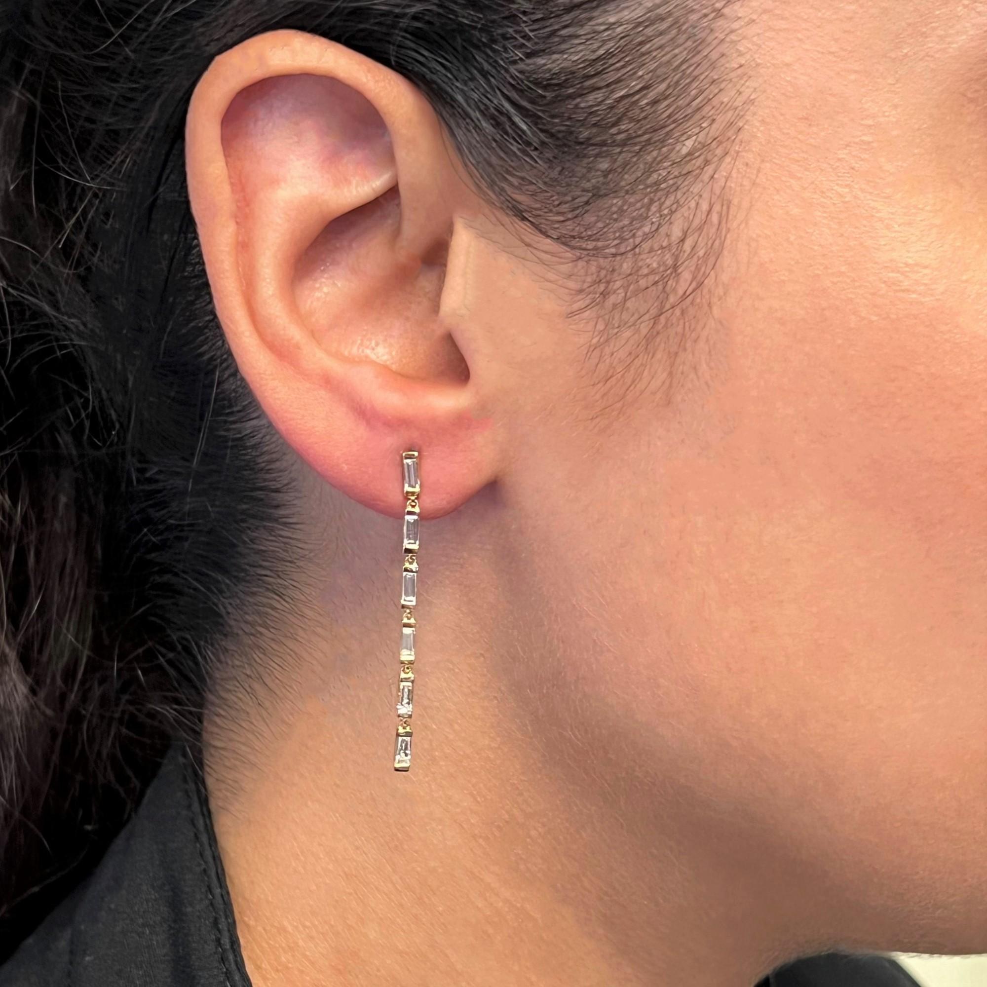 Boucles d'oreilles en goutte en or jaune 18 carats avec diamants taille baguette 0,83 carat au total Pour femmes en vente