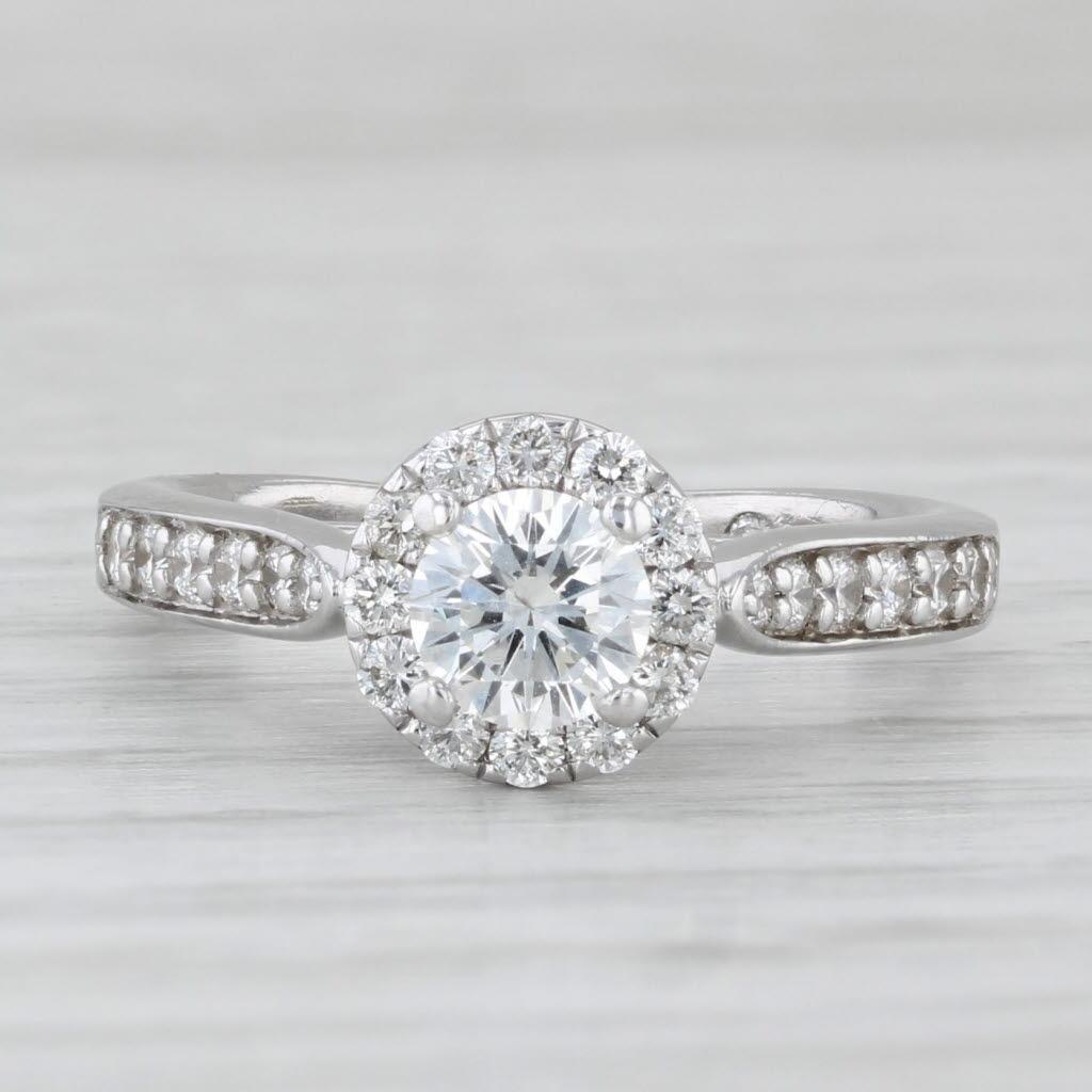 Anello di fidanzamento con diamante The Leo Diamond, 0,83ctw, aureola rotonda in oro bianco 14k, misura 4,75 In condizioni buone in vendita a McLeansville, NC