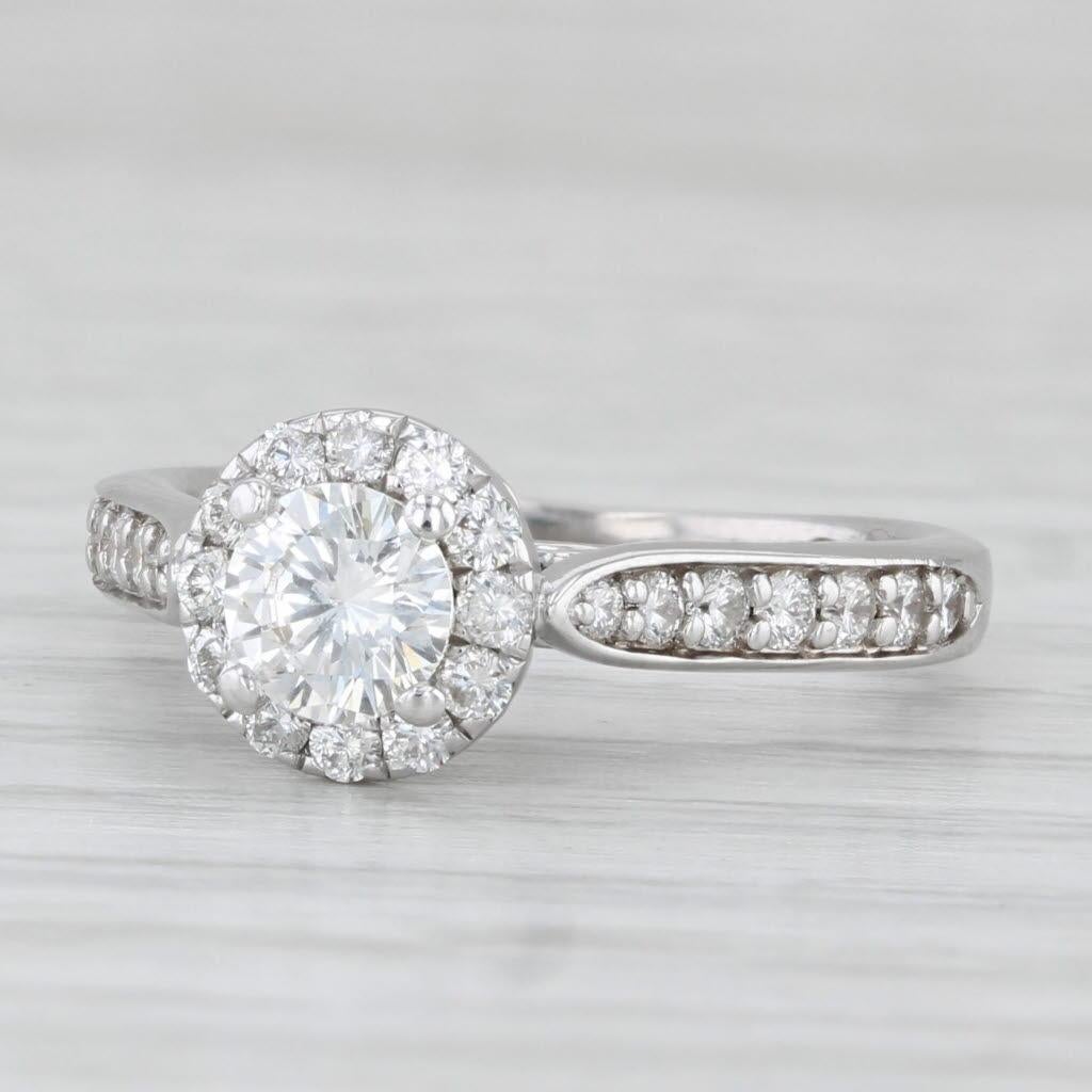 Anello di fidanzamento con diamante The Leo Diamond, 0,83ctw, aureola rotonda in oro bianco 14k, misura 4,75 in vendita 3