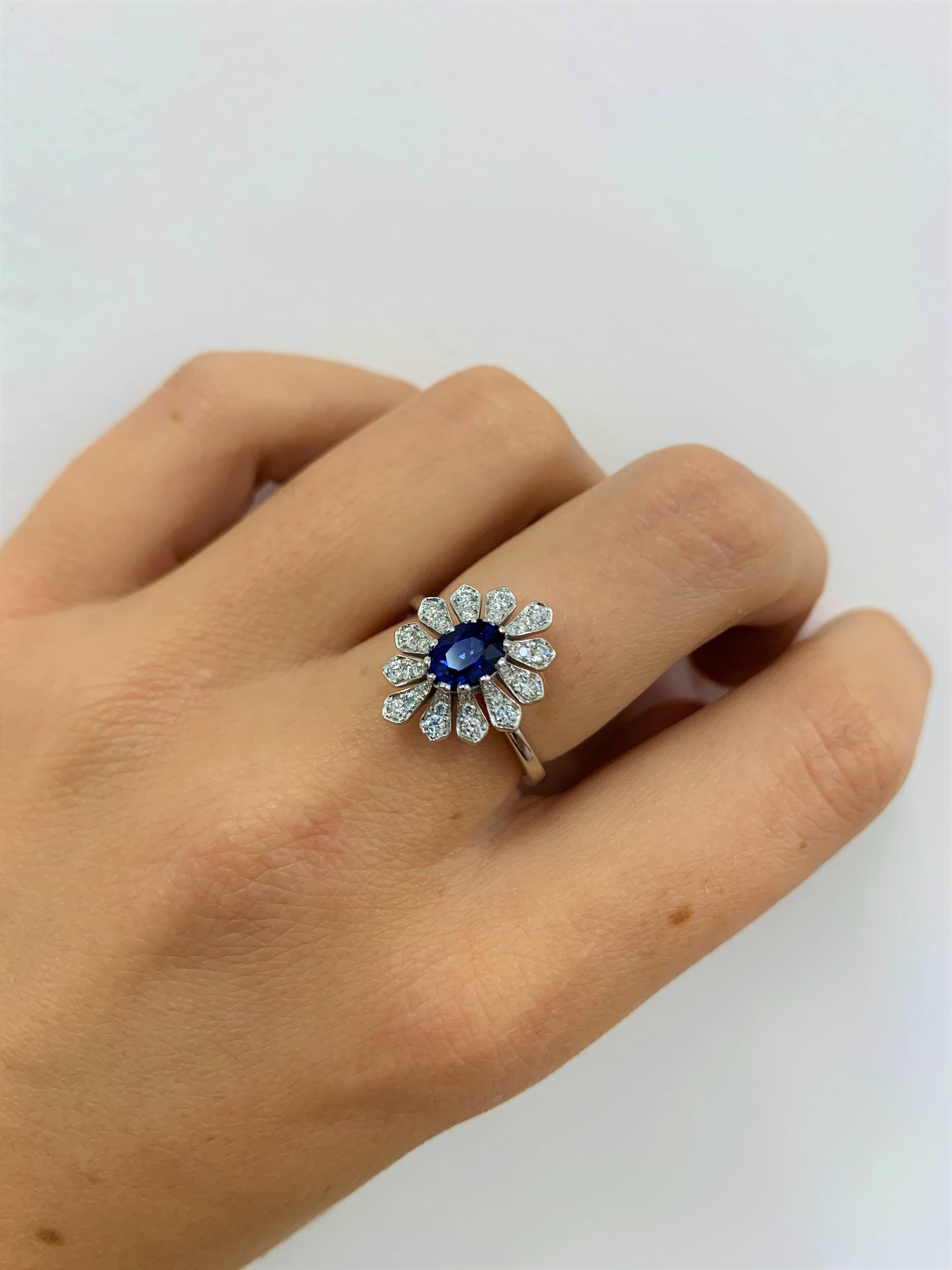 0.84 Carat Blue Sapphire and Diamond Flower Ring In New Condition For Sale In Los Angeles, CA