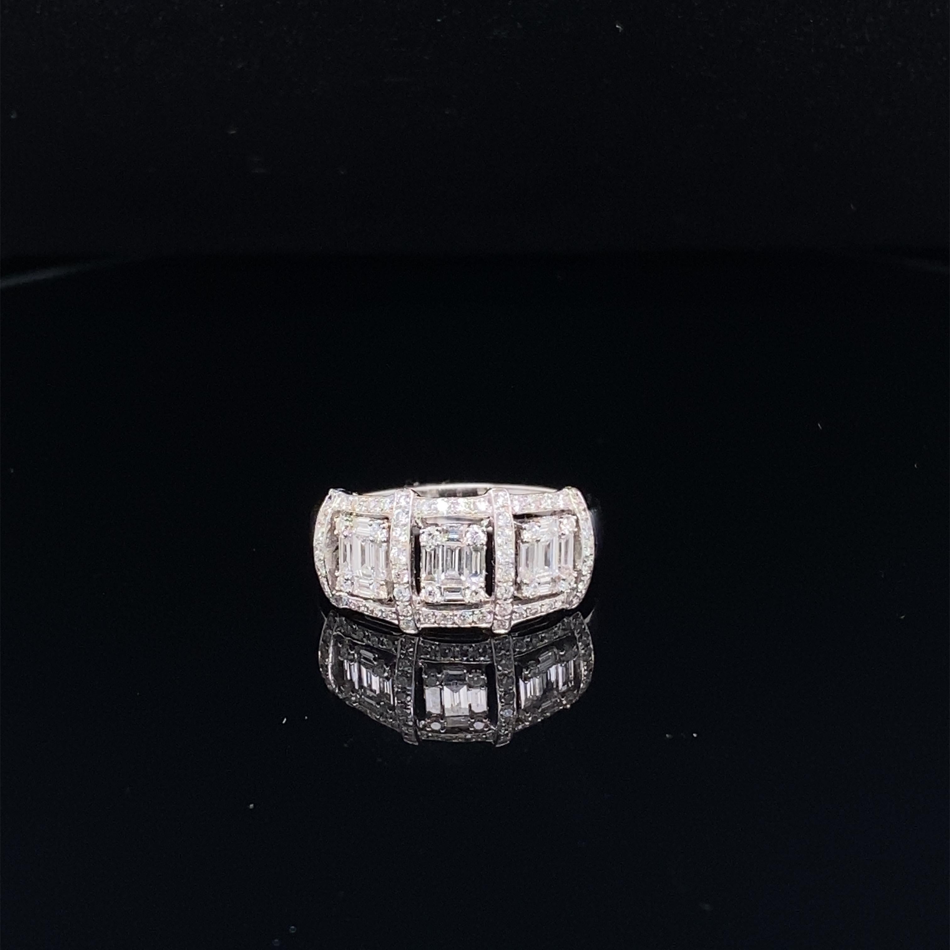 Dieser atemberaubende Ring besteht aus 3 wunderschönen weißen Diamanten im Smaragdschliff, die sich aus Baguette- und runden Diamanten zusammensetzen und jeweils von einem Diamant-Halo umgeben sind. Dieser Ring ist in 18K Weißgold