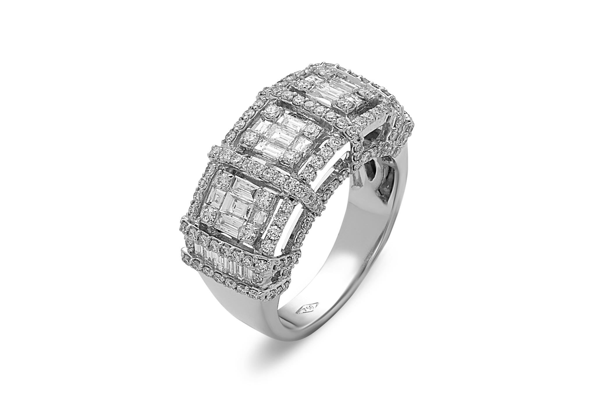 Dieser atemberaubende Ring besteht aus 3 wunderschönen weißen Diamanten im Smaragdschliff, die sich aus Baguette- und runden Diamanten zusammensetzen und jeweils von einem Diamant-Halo umgeben sind. Dieser Ring ist in 18K Weißgold