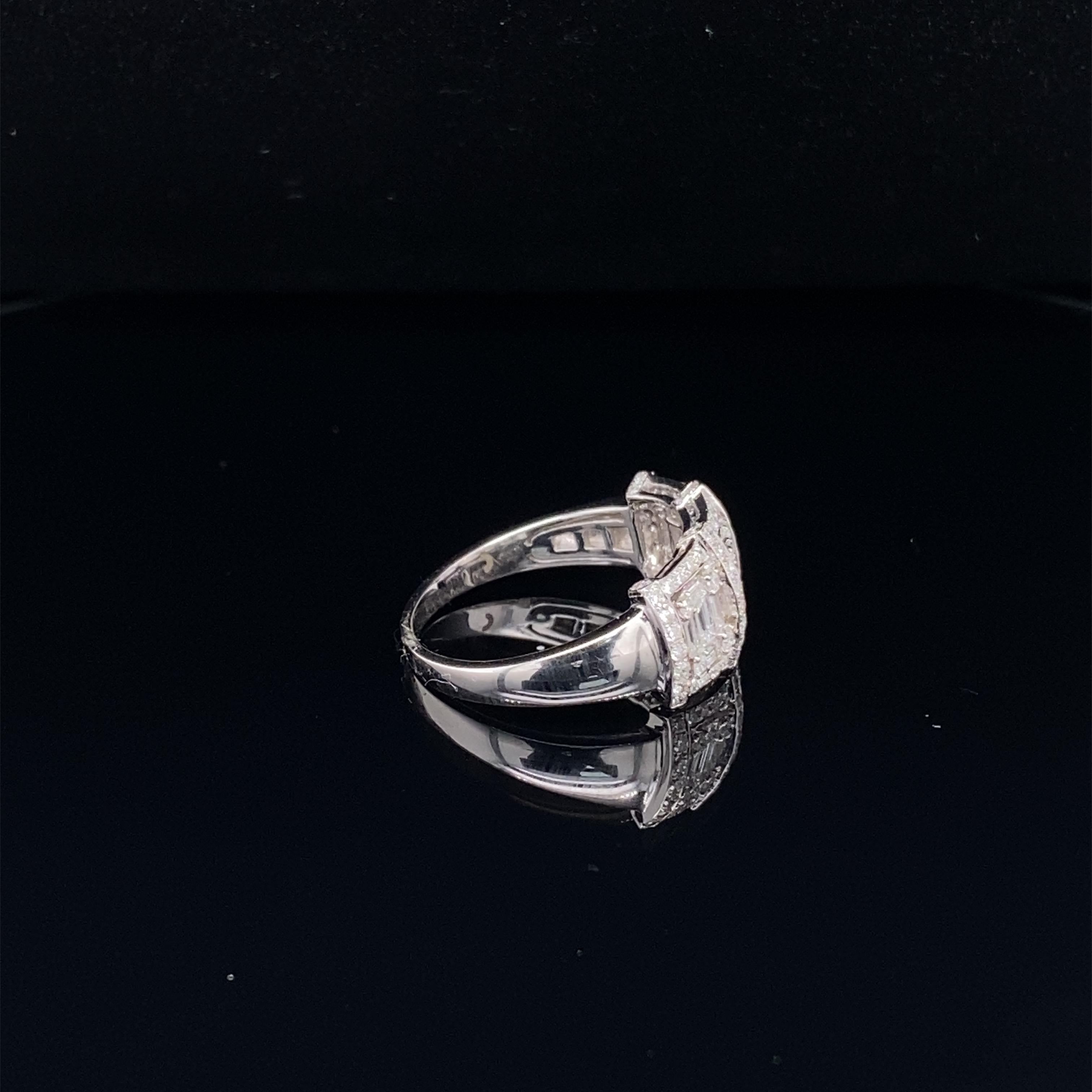 0,84 Karat Diamant im Smaragdschliff Cluster-Ring im Zustand „Neu“ im Angebot in Great Neck, NY