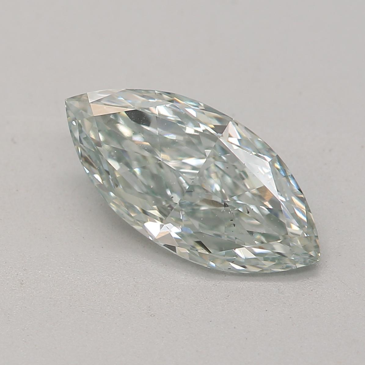 *100% NATÜRLICHE FANCY-DIAMANTEN*

Diamant Details

➛ Form: Marquise
➛ Farbton: Fancy Grayish Green
➛ Karat: 0,84
➛ Klarheit: Vs2
➛ GIA  Zertifiziert 

^MERKMALE DES DIAMANTEN^

Dieser graugrüne Fancy-Diamant ist ein seltener Diamant, der sich durch
