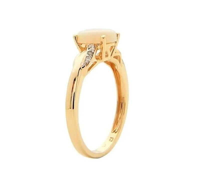 Décorez-vous d'élégance avec cette bague réalisée en or jaune 10 carats par Gin & Grace Ring. Cette bague est composée d'une opale éthiopienne ovale de 8x6 mm (1 pièce) de 0,84 carat et d'un diamant blanc de taille ronde (8 pièces) de 0,04 carat.