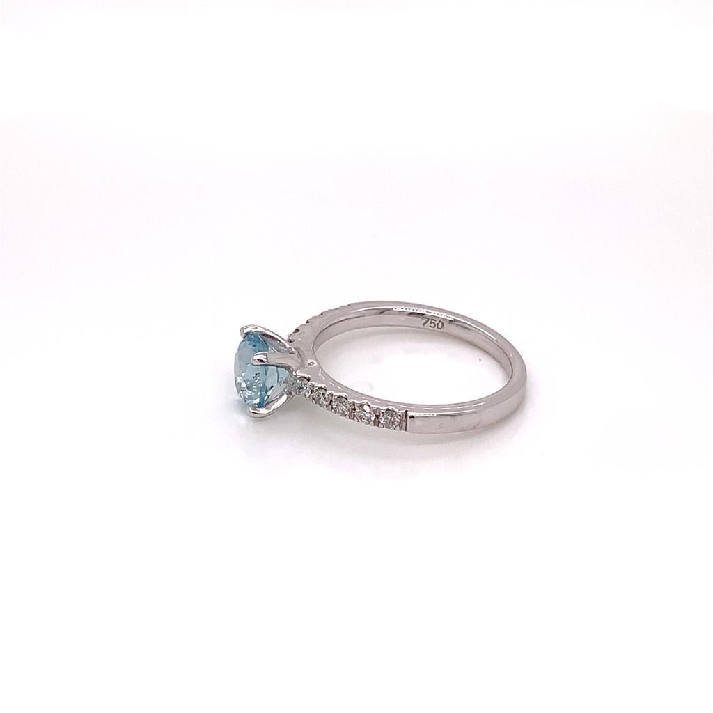 Taille ronde Bague en or blanc 18 carats avec aigue-marine ronde brillante de 0,84 carat et diamants en vente