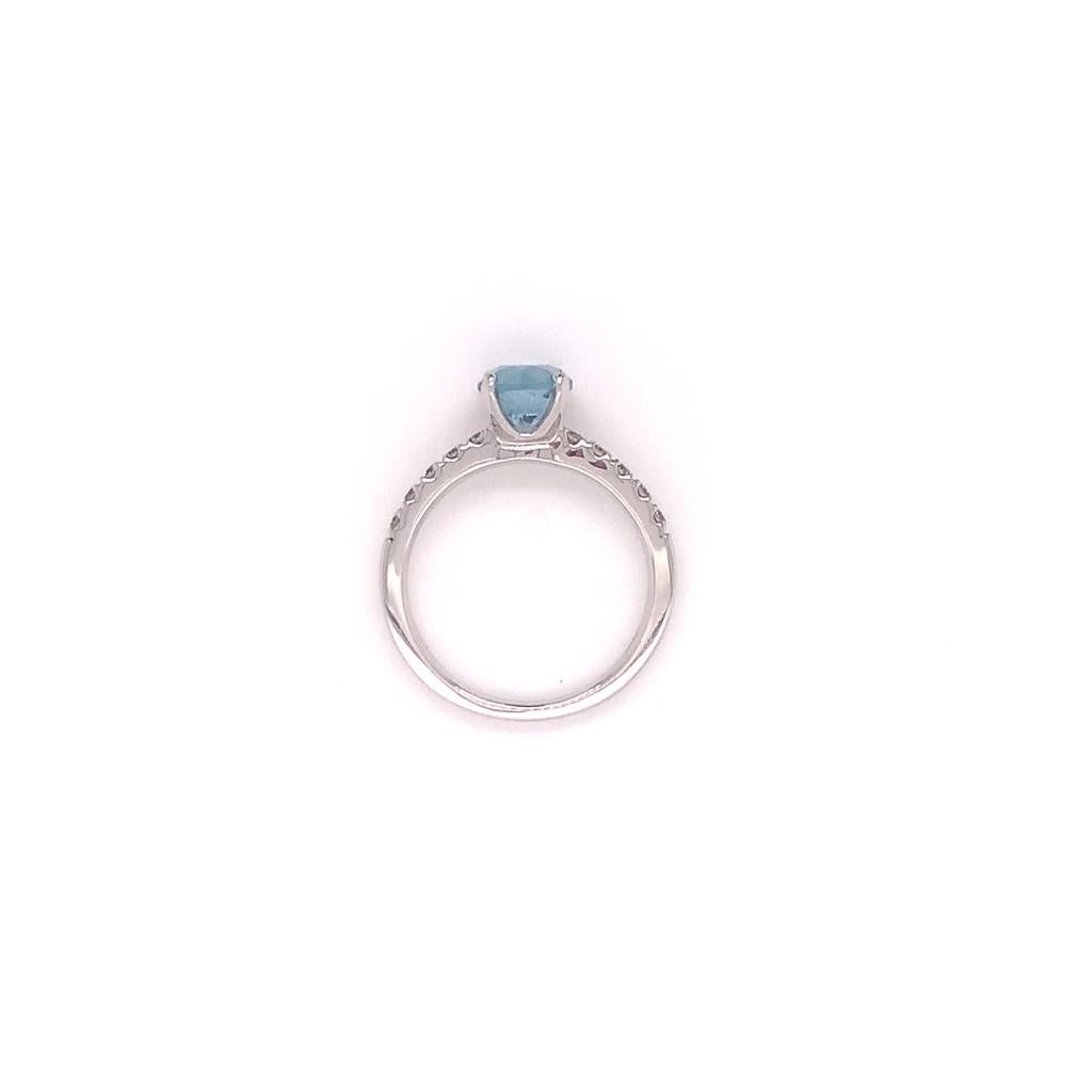 0.84 Carat Round Brilliant Aquamarine and Diamond Ring in 18K White Gold In New Condition For Sale In London, GB