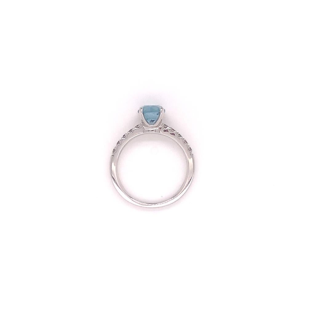 Bague en or blanc 18 carats avec aigue-marine ronde brillante de 0,84 carat et diamants Neuf - En vente à London, GB