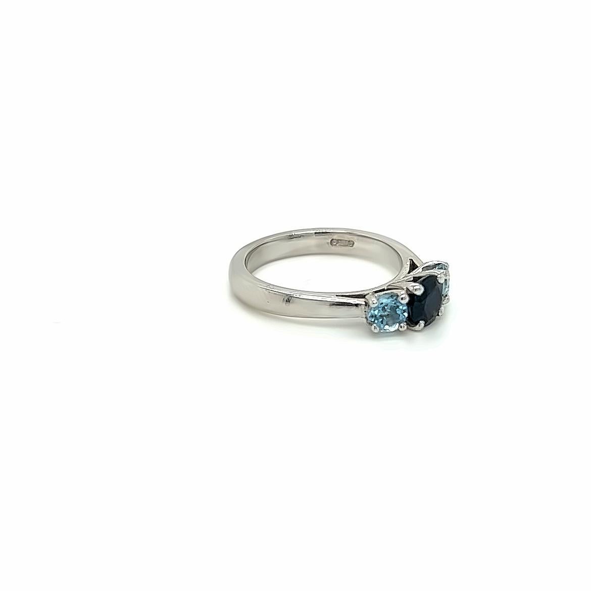 0.84 Carat Round Sapphire and 0.45 Carat Aquamarine Three Stone Ring in Platinum In New Condition For Sale In London, GB