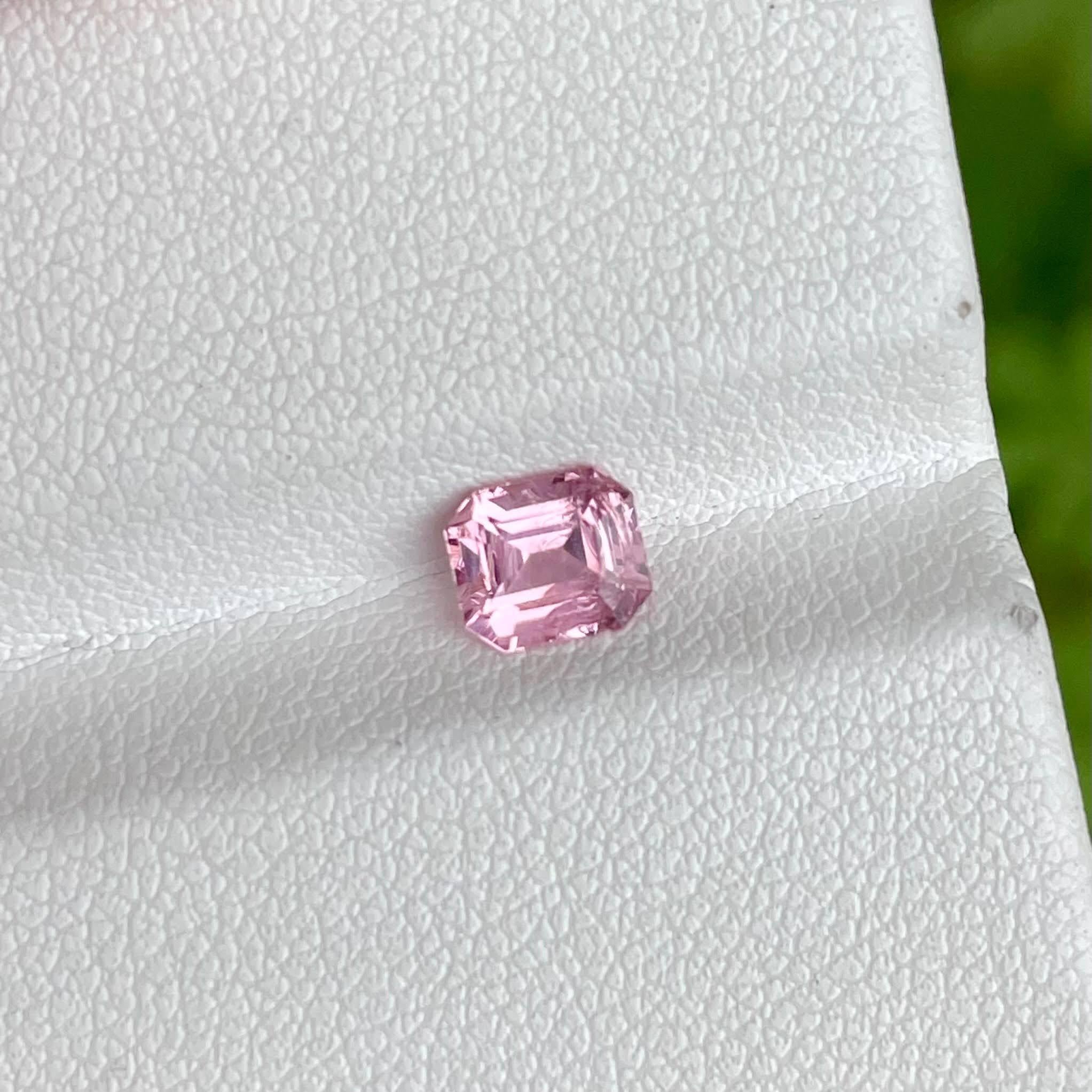 Gewicht 0,84 Karat 
Abmessungen 5,8x5,0x3,45 mm
Behandlung keine 
Klarheit SI
Herkunft Tadschikistan 
Form Achteck 
Smaragd schneiden 



Dieser exquisite 0,84-Karat-Rosa-Spinell-Edelstein weist einen eleganten Smaragdschliff auf, der für seine