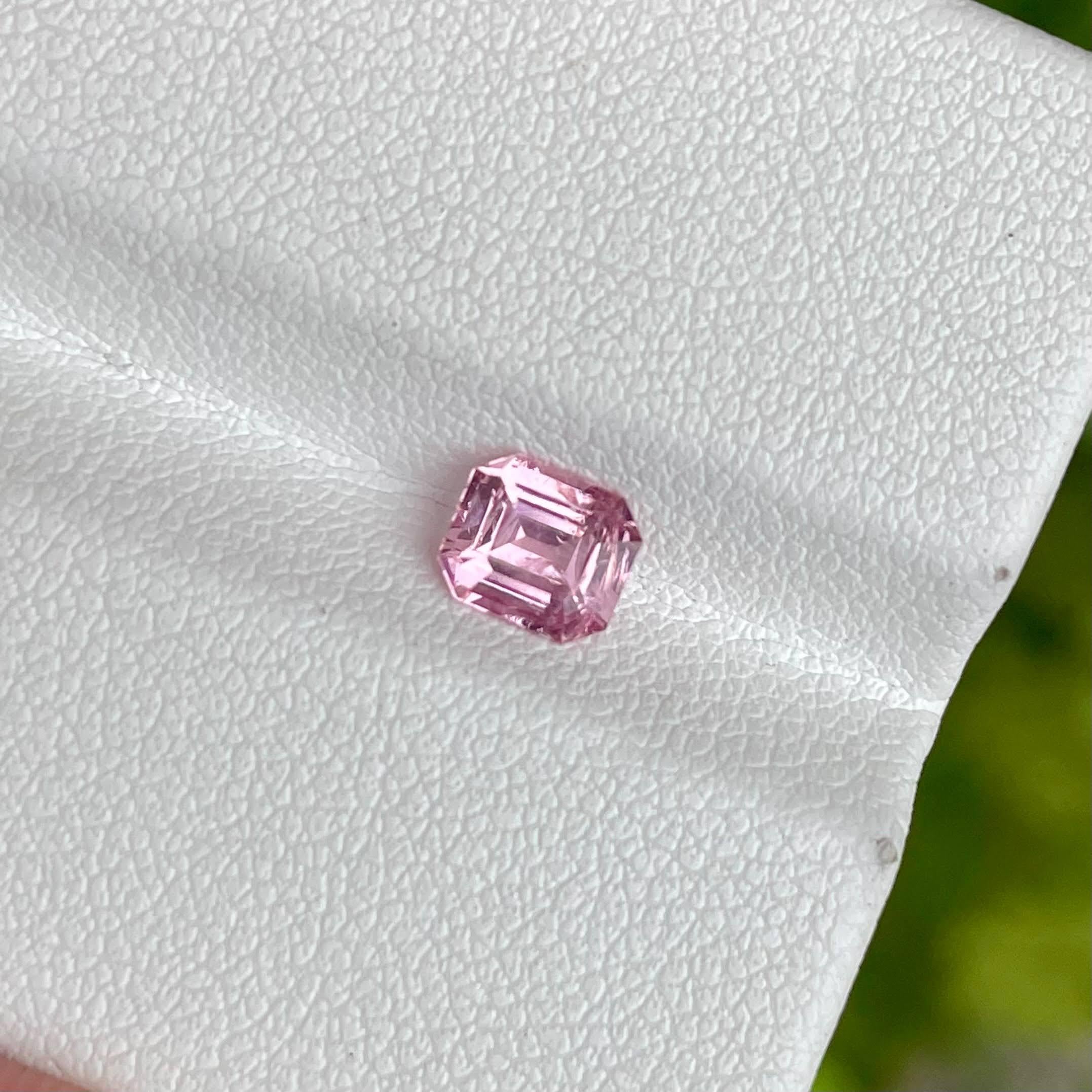0,84 Karat Rosa Spinell Stein Smaragdschliff Natürlicher Edelstein aus Tadschikistan (Moderne) im Angebot