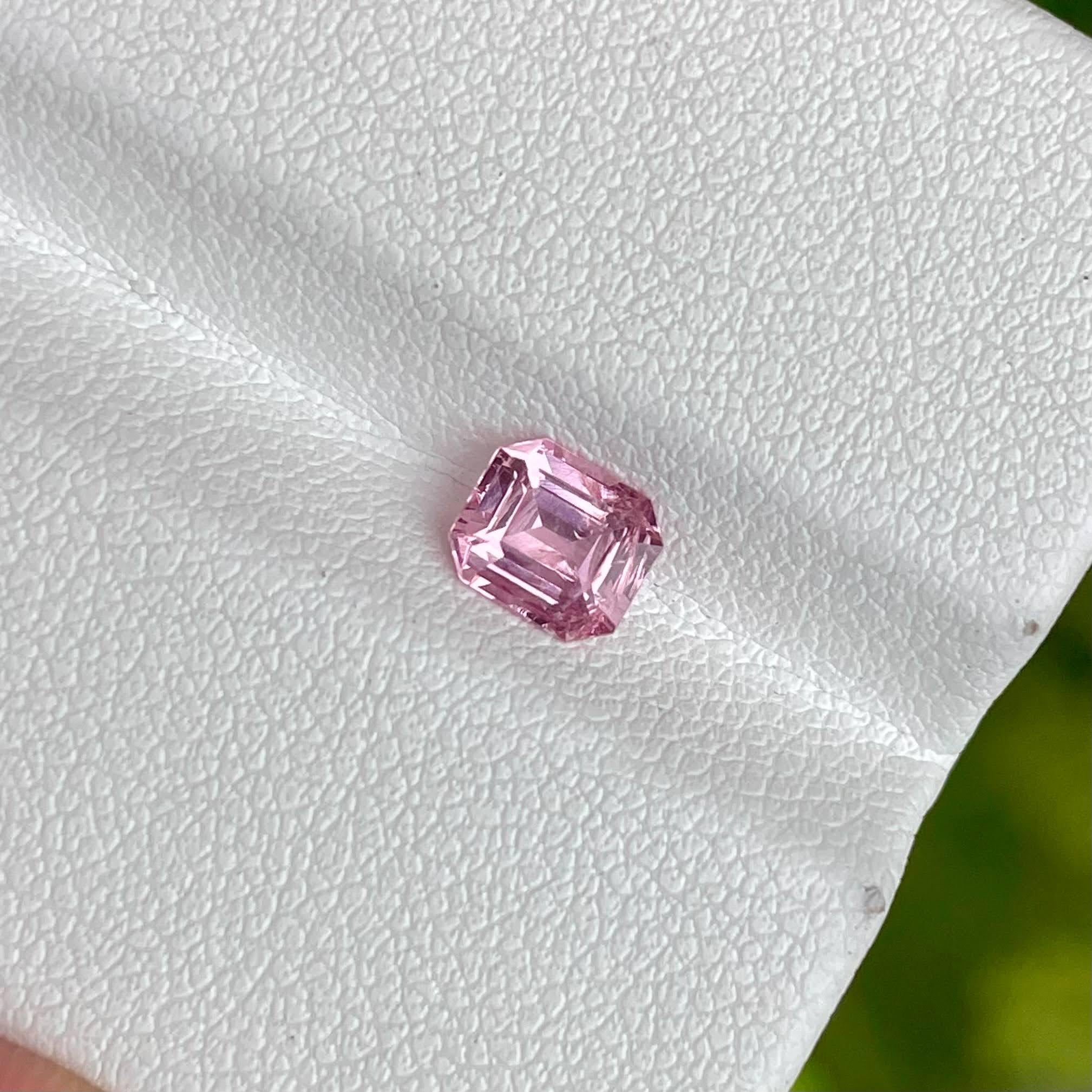 0,84 Karat Rosa Spinell Stein Smaragdschliff Natürlicher Edelstein aus Tadschikistan im Zustand „Neu“ im Angebot in Bangkok, TH