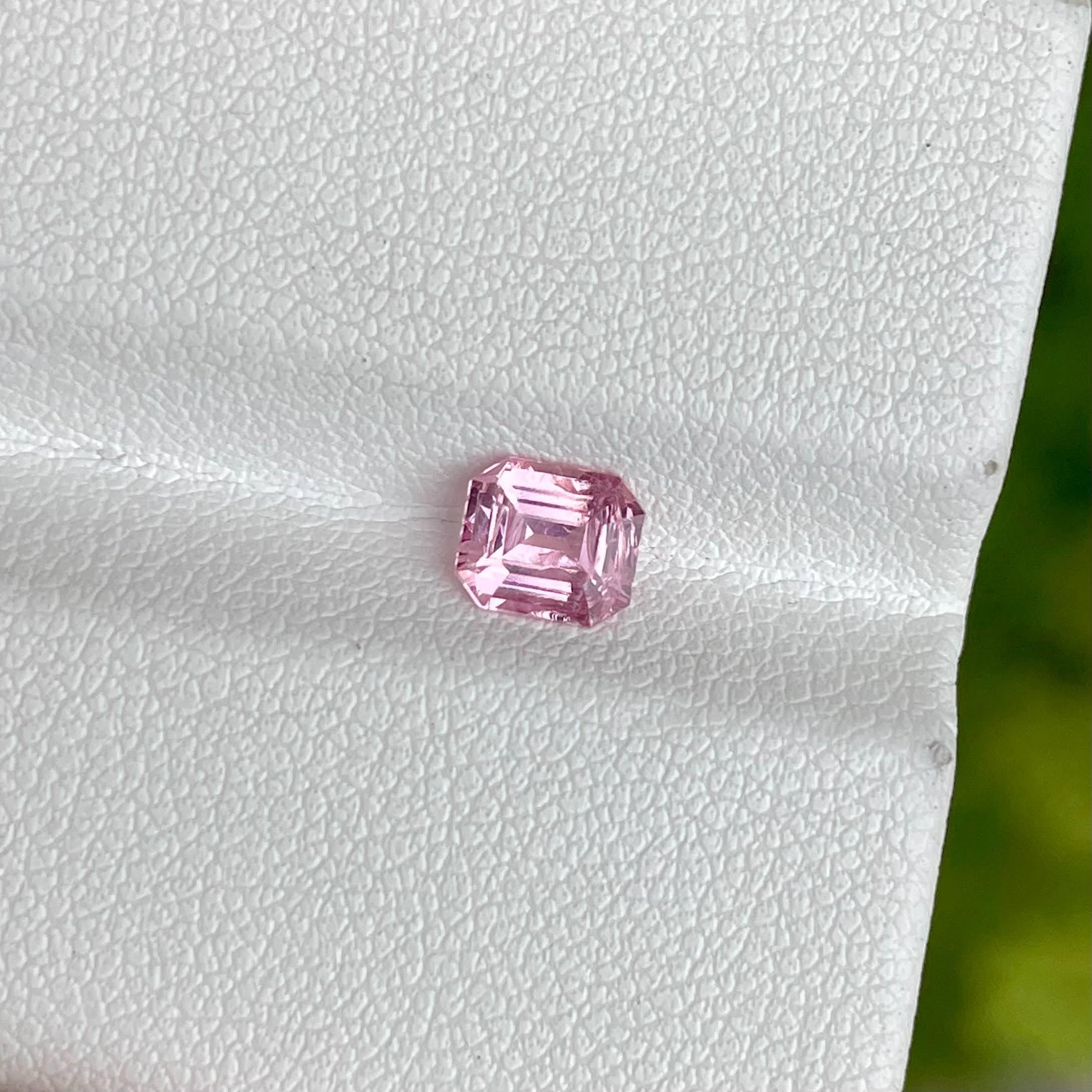 0,84 Karat Rosa Spinell Stein Smaragdschliff Natürlicher Edelstein aus Tadschikistan für Damen oder Herren im Angebot