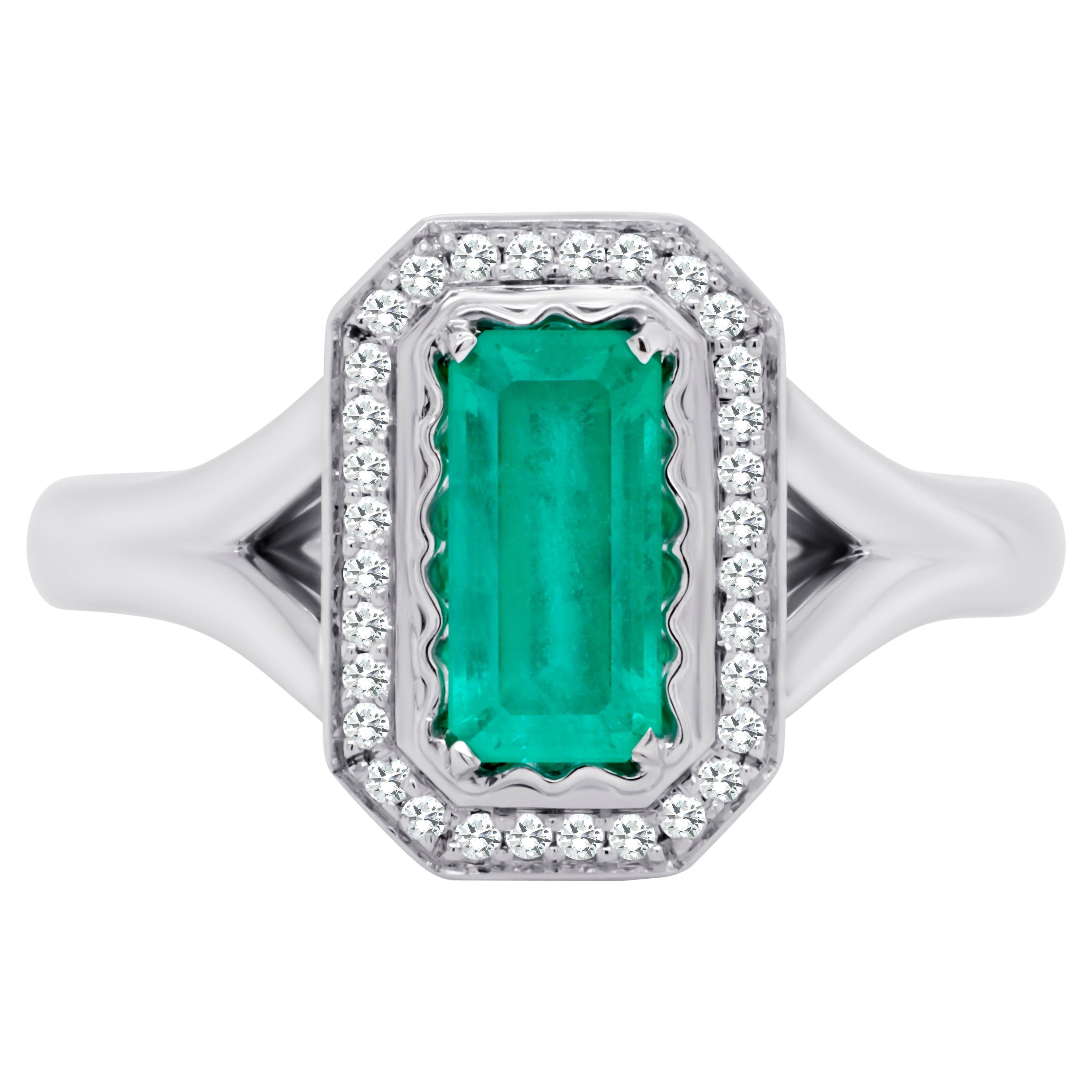 0.84 Ct Classic Russian Emerald Cut 18K Gold Ring For Sale