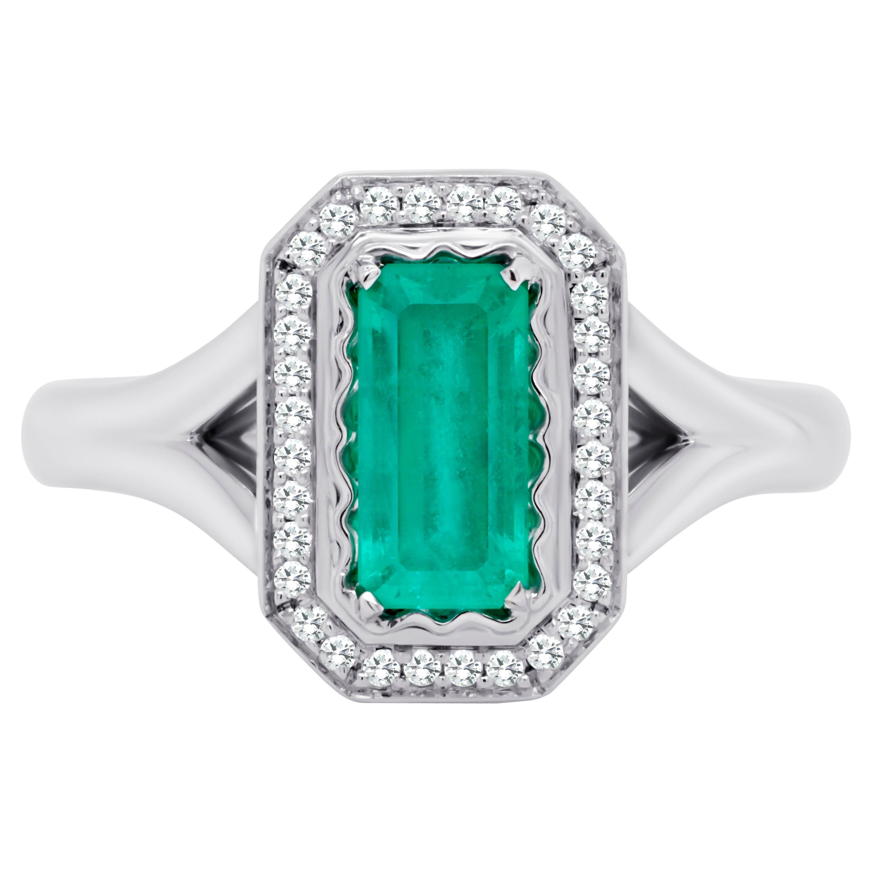 Bague classique russe en or 18 carats avec émeraude taille émeraude 0,84 ct