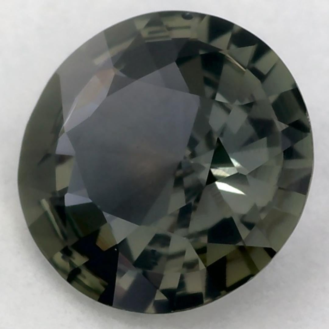 Questo zaffiro verde naturale offre eleganza e raffinatezza. Con la sua ricca saturazione del colore e il taglio preciso, è il centro perfetto per un anello di fidanzamento o un design di gioielli di lusso.

Questo zaffiro proviene dallo Sri Lanka