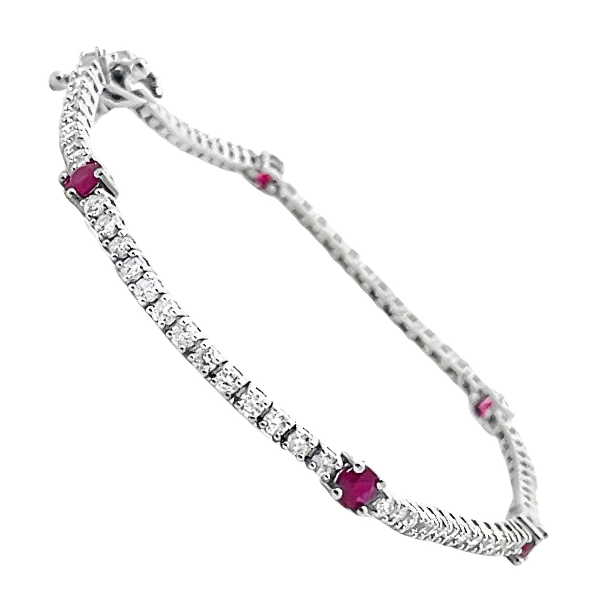 Bracelet de tennis en or blanc 14K avec rubis et diamants ronds en vente