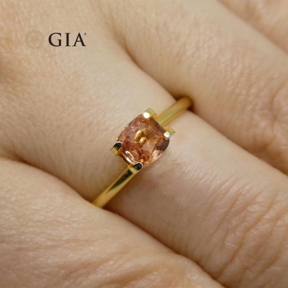 0,84ct Cushion Orangy Pink Padparadscha Sapphire GIA zertifiziert Madagaskar (Brillantschliff) im Angebot