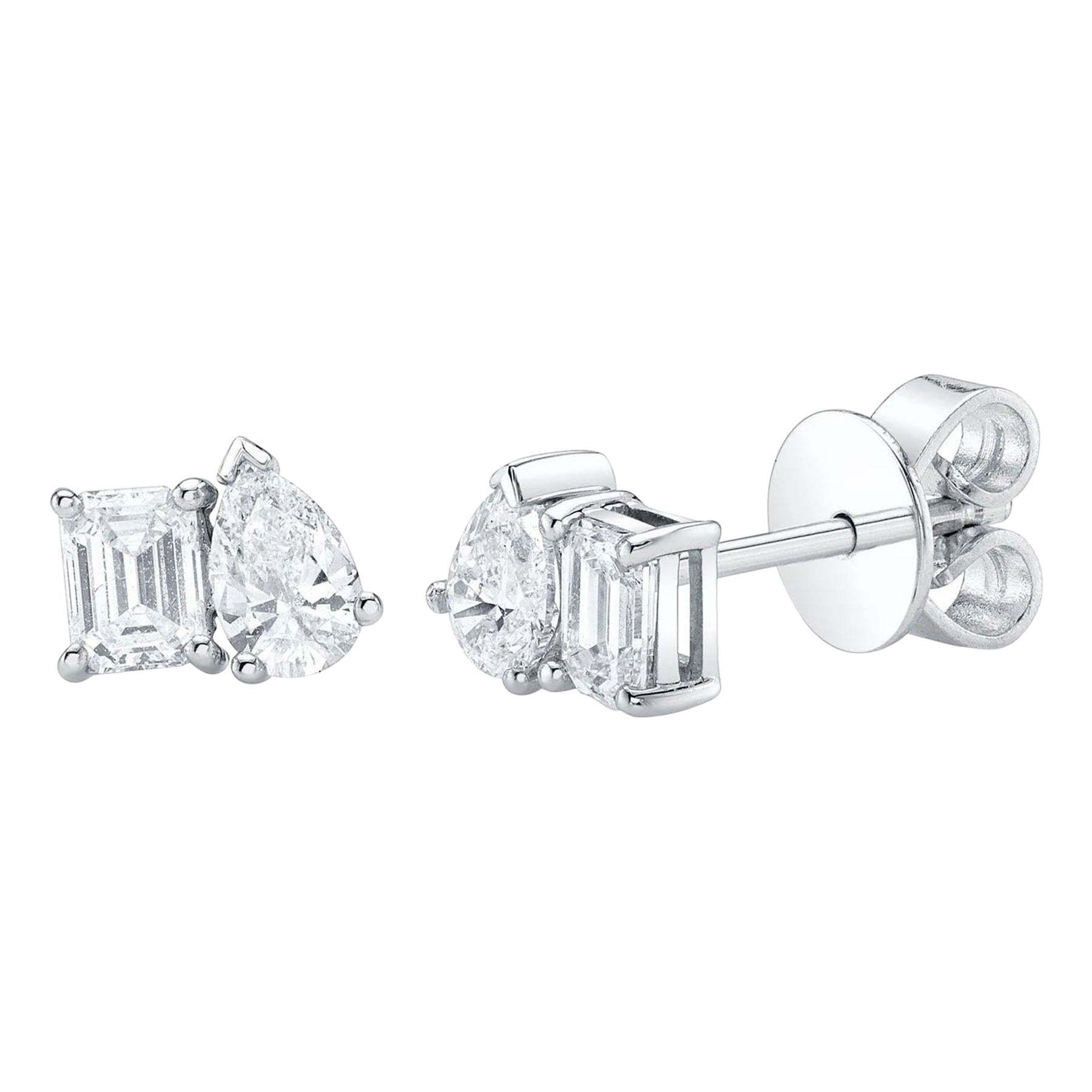 0.84ct Emerald Cut and Pear Shaped Diamond Toi Et Moi Stud Earrings en venta