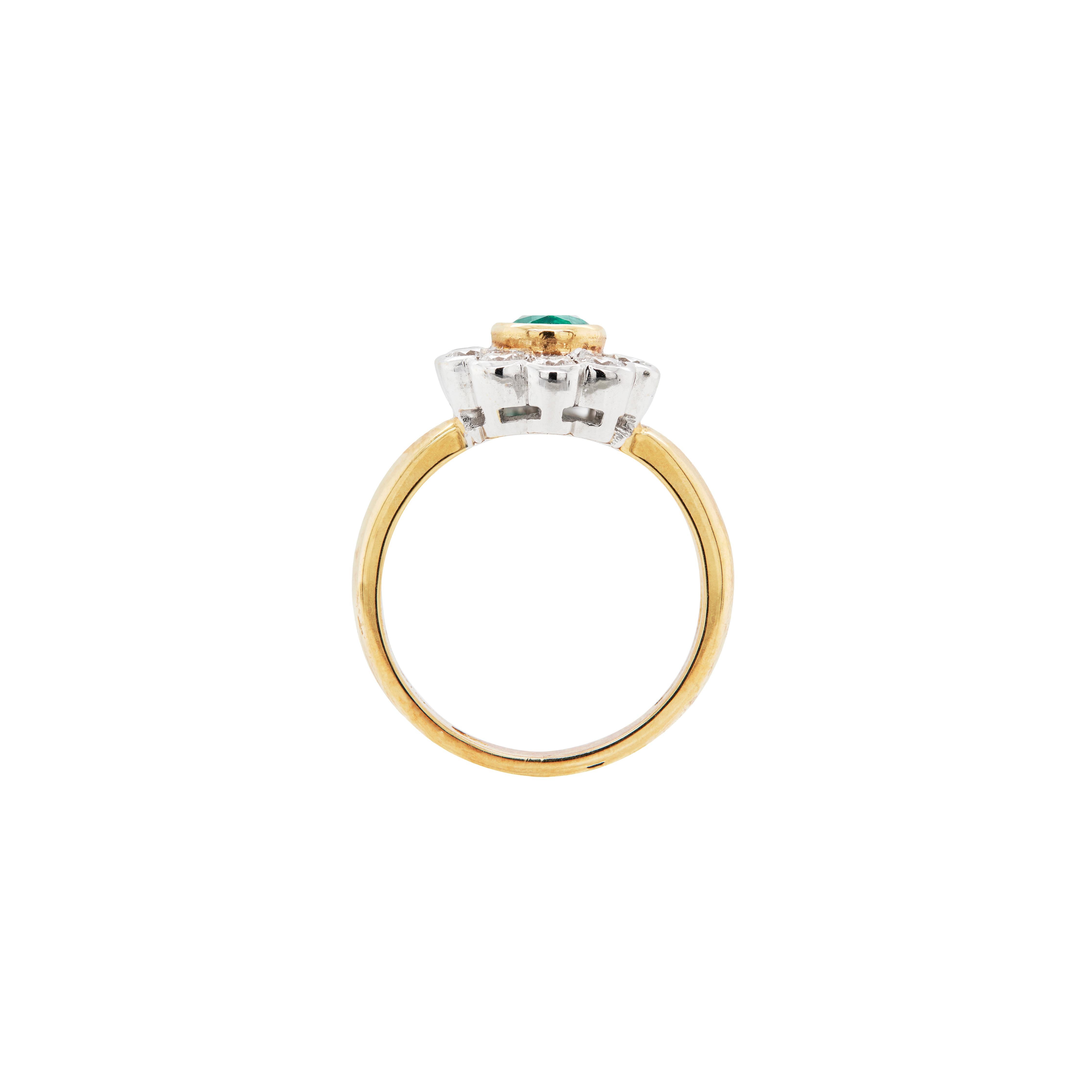 Regalati questo squisito anello a grappolo che combina la bellezza regale dello smeraldo e dei diamanti con il calore ricco dell'oro giallo e la brillantezza dell'oro bianco.

Questo splendido anello presenta un vibrante smeraldo ovale centrale, del