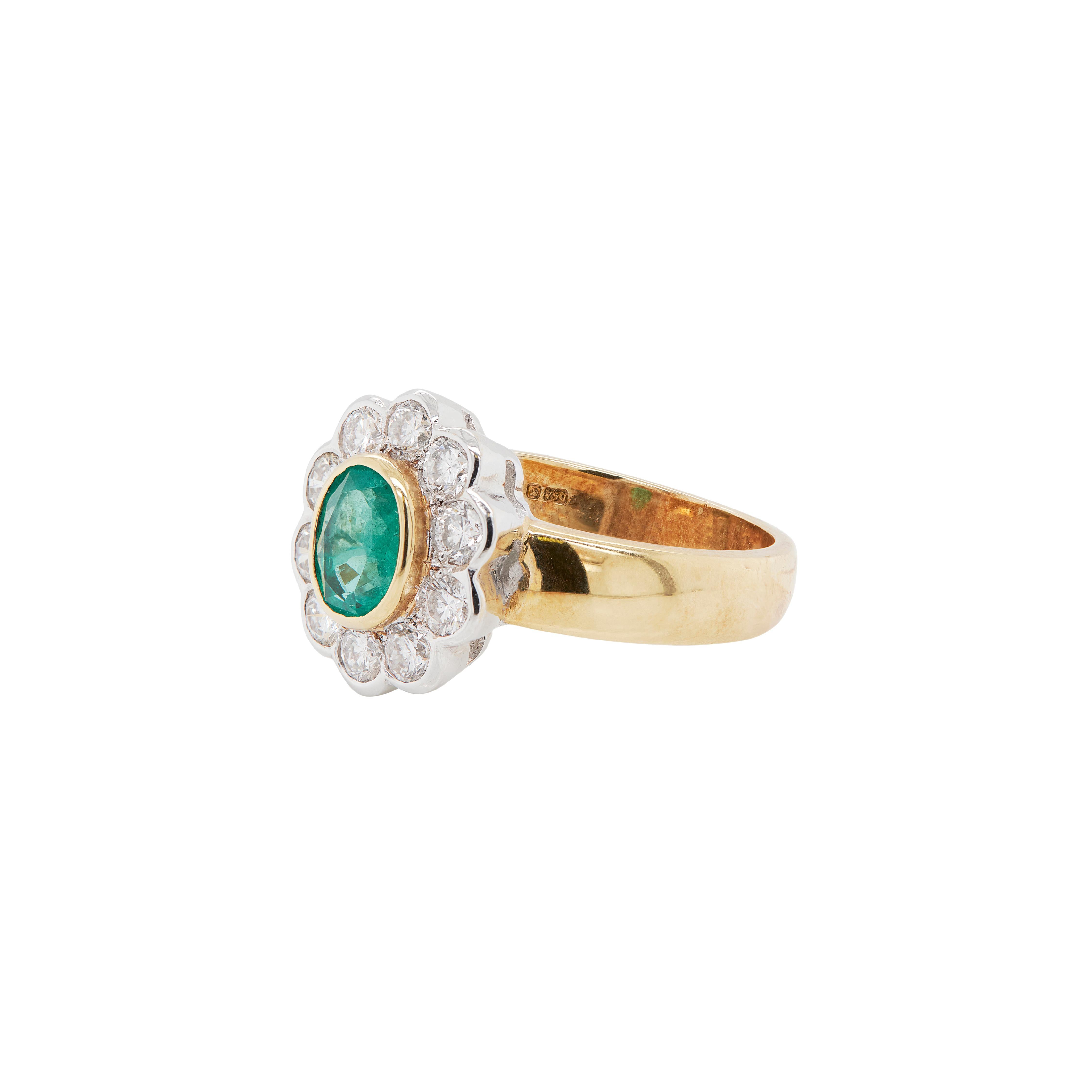 Moderno Anello a grappolo con smeraldo ovale e diamante aureolato in oro giallo e bianco 18 carati da 0,84 carati in vendita