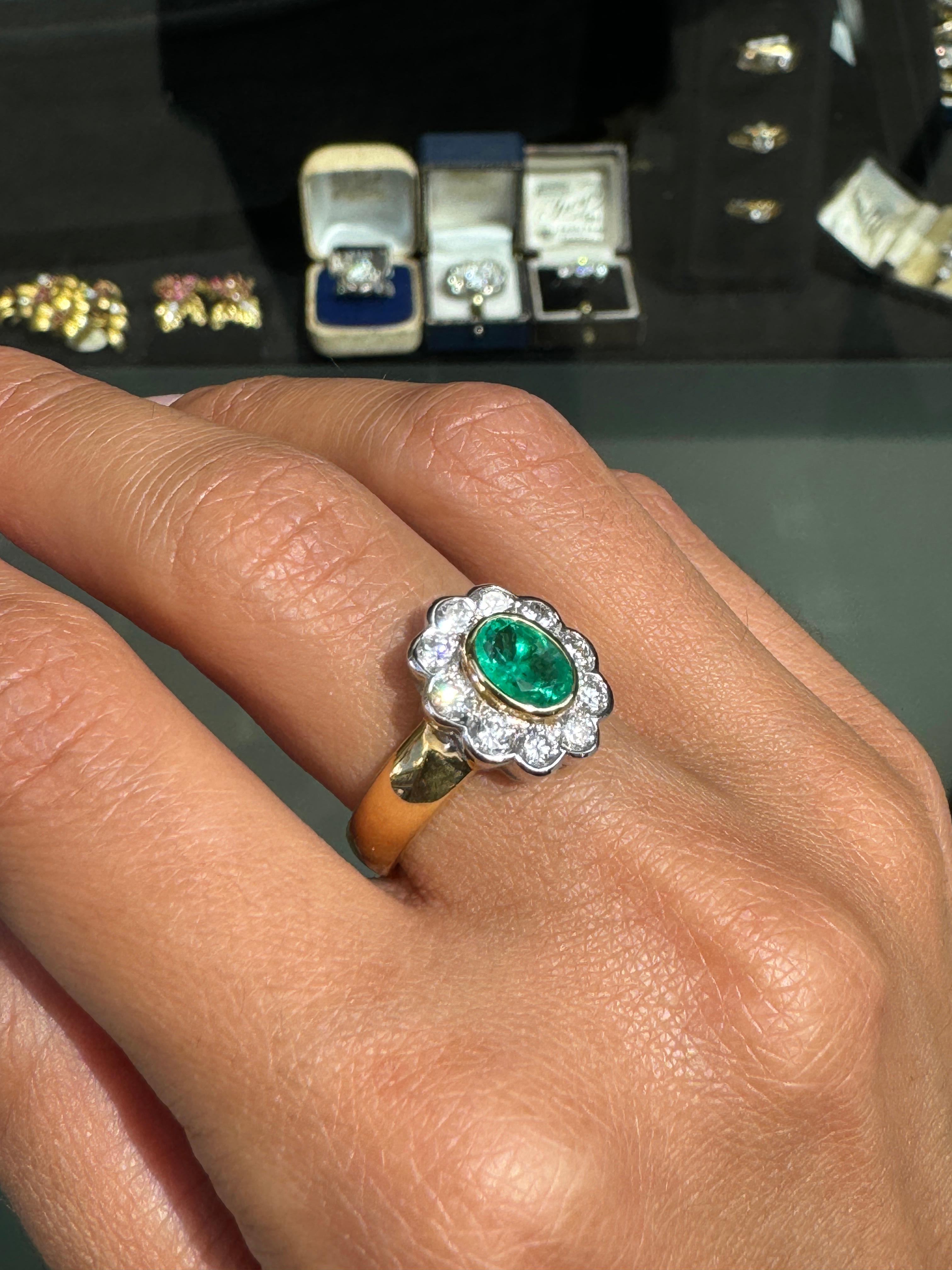 Anello a grappolo con smeraldo ovale e diamante aureolato in oro giallo e bianco 18 carati da 0,84 carati In condizioni Nuovo in vendita a London, GB