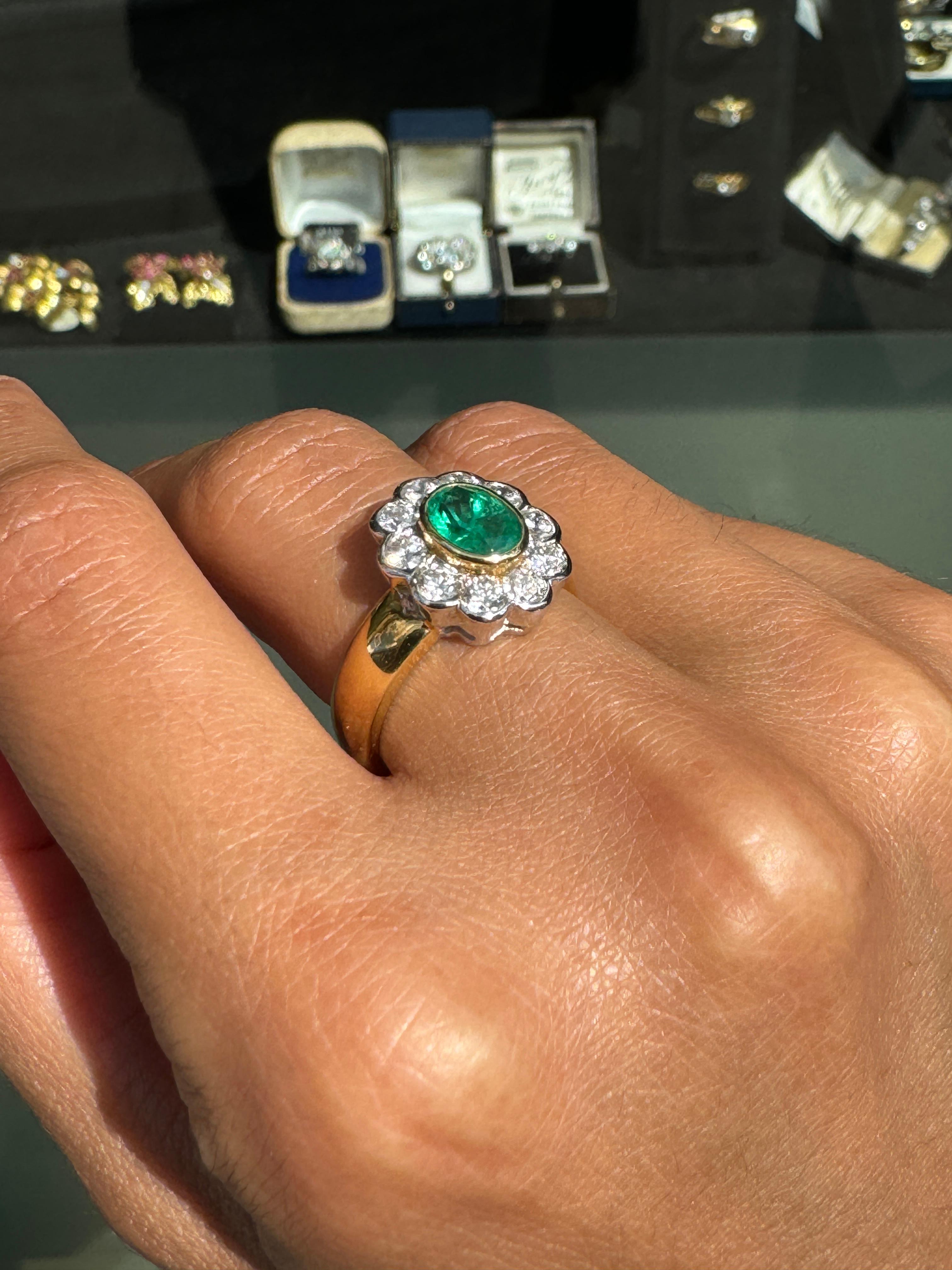 Donna Anello a grappolo con smeraldo ovale e diamante aureolato in oro giallo e bianco 18 carati da 0,84 carati in vendita