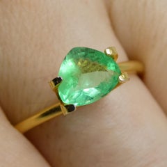 0.84ct Trillion Green Emerald from Colombia