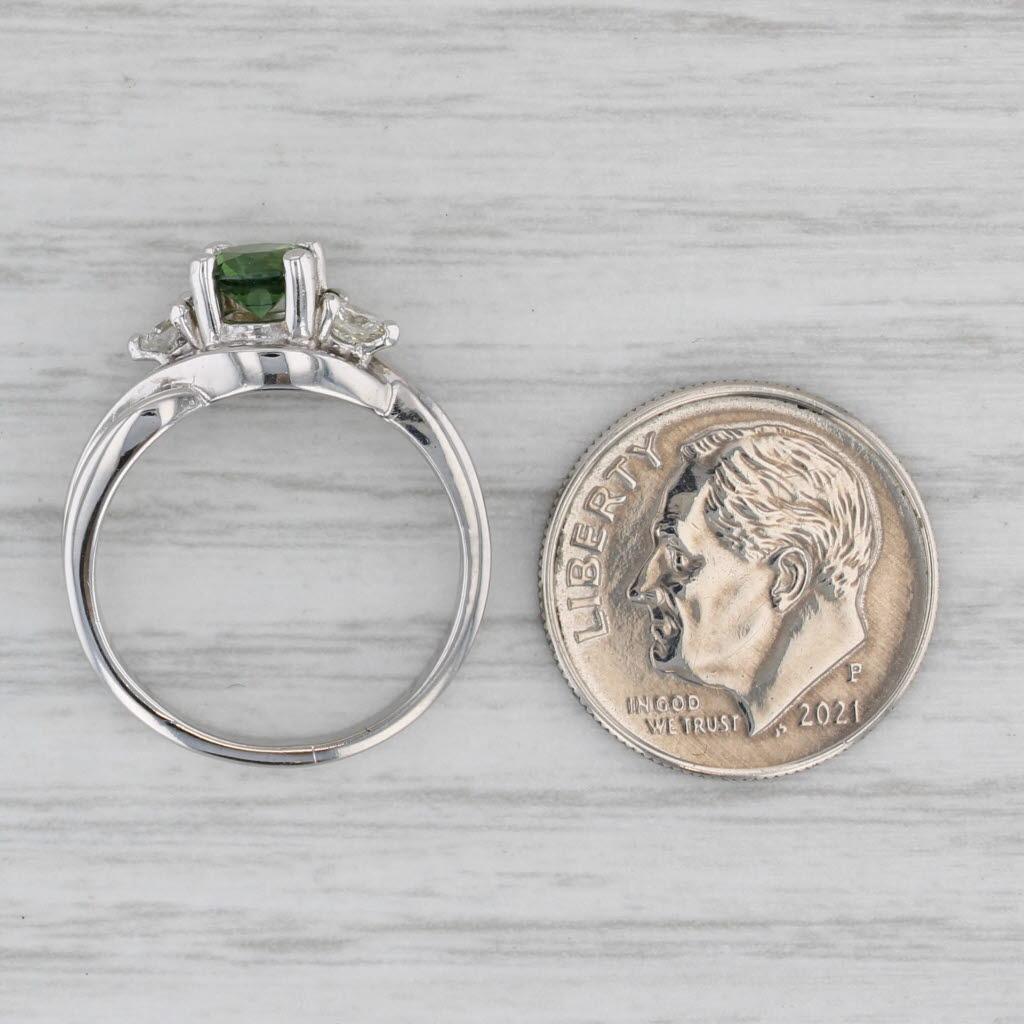 Informations sur les pierres précieuses :
- Saphir Naturel -
Carats - 0.60ct
Taille - Brilliante ronde 
Couleur - Vert
Traitement - Chauffé

- Diamants naturels -
Total des carats - 0.24ctw
Taille - Brilliante ronde
Couleur - H - I
Clarté - VS2 -