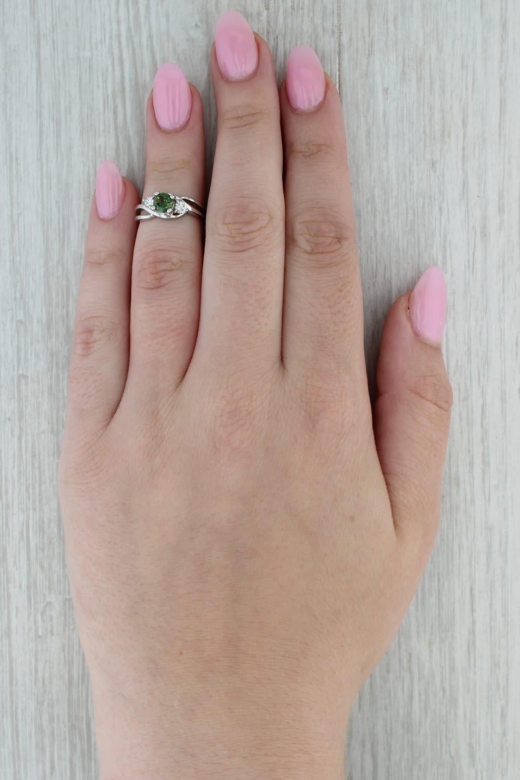 Taille ronde Bague bypass en or blanc 14 carats avec saphir vert 0,84 carat et diamants taille 5,5 en vente