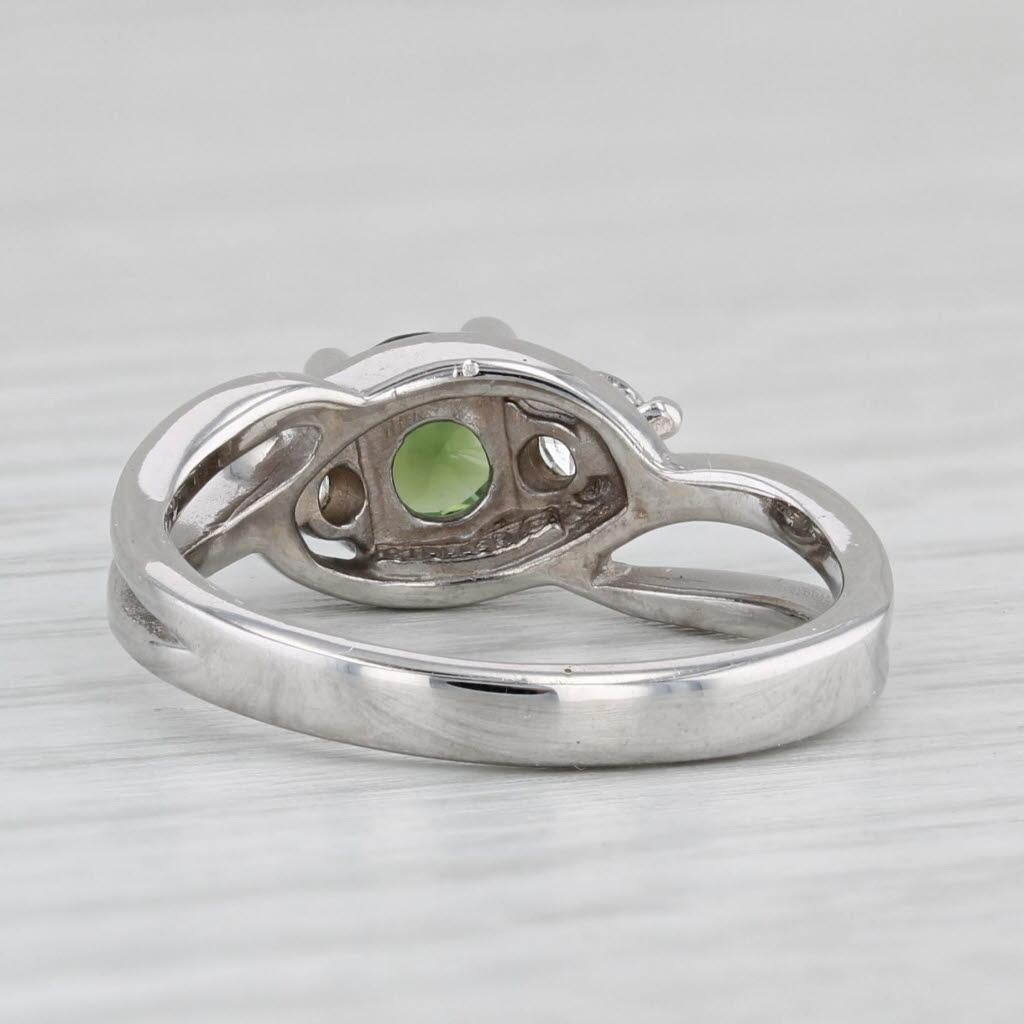 Bague bypass en or blanc 14 carats avec saphir vert 0,84 carat et diamants taille 5,5 Bon état - En vente à McLeansville, NC