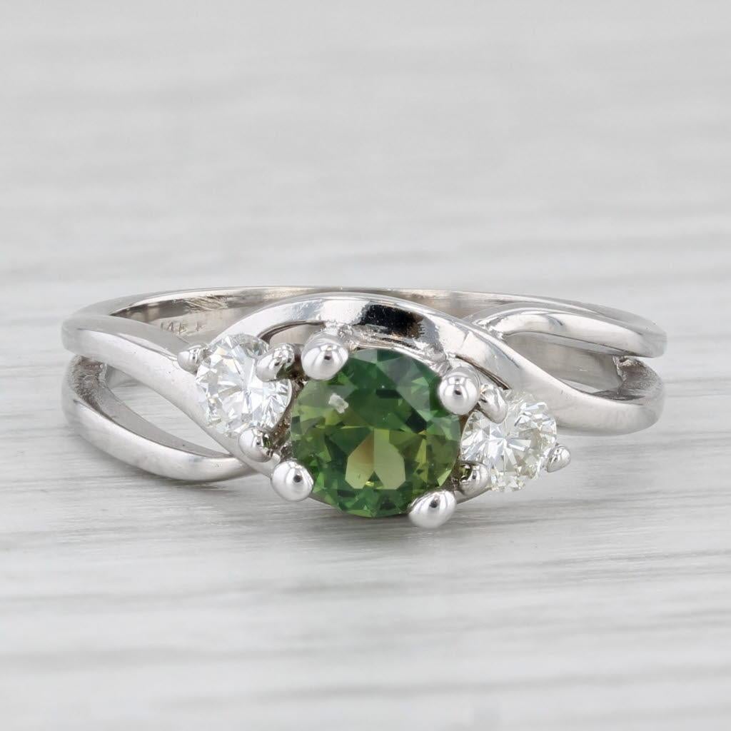 Bague bypass en or blanc 14 carats avec saphir vert 0,84 carat et diamants taille 5,5 Pour femmes en vente