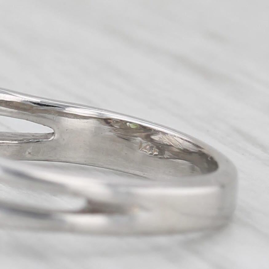 Bague bypass en or blanc 14 carats avec saphir vert 0,84 carat et diamants taille 5,5 en vente 1