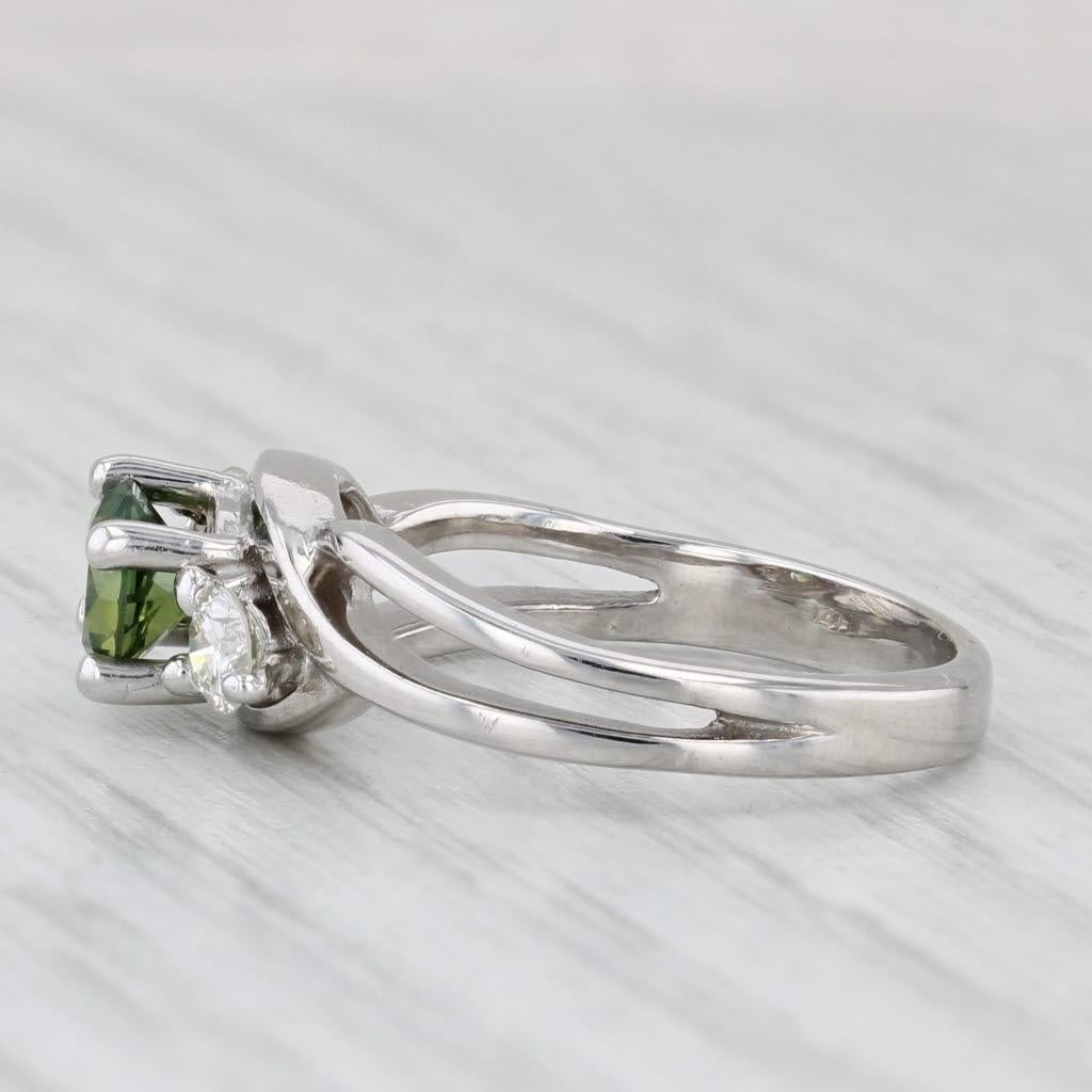 Bague bypass en or blanc 14 carats avec saphir vert 0,84 carat et diamants taille 5,5 en vente 2