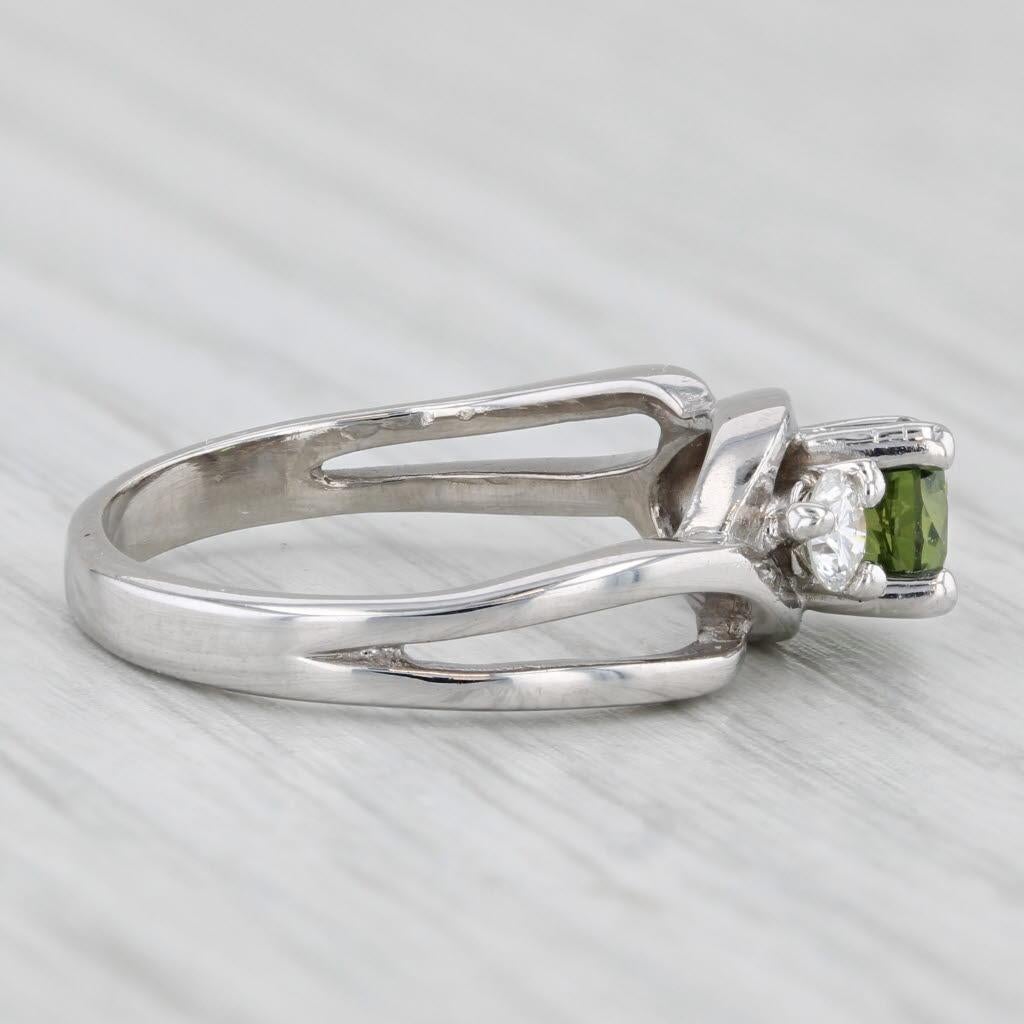 Bague bypass en or blanc 14 carats avec saphir vert 0,84 carat et diamants taille 5,5 en vente 3