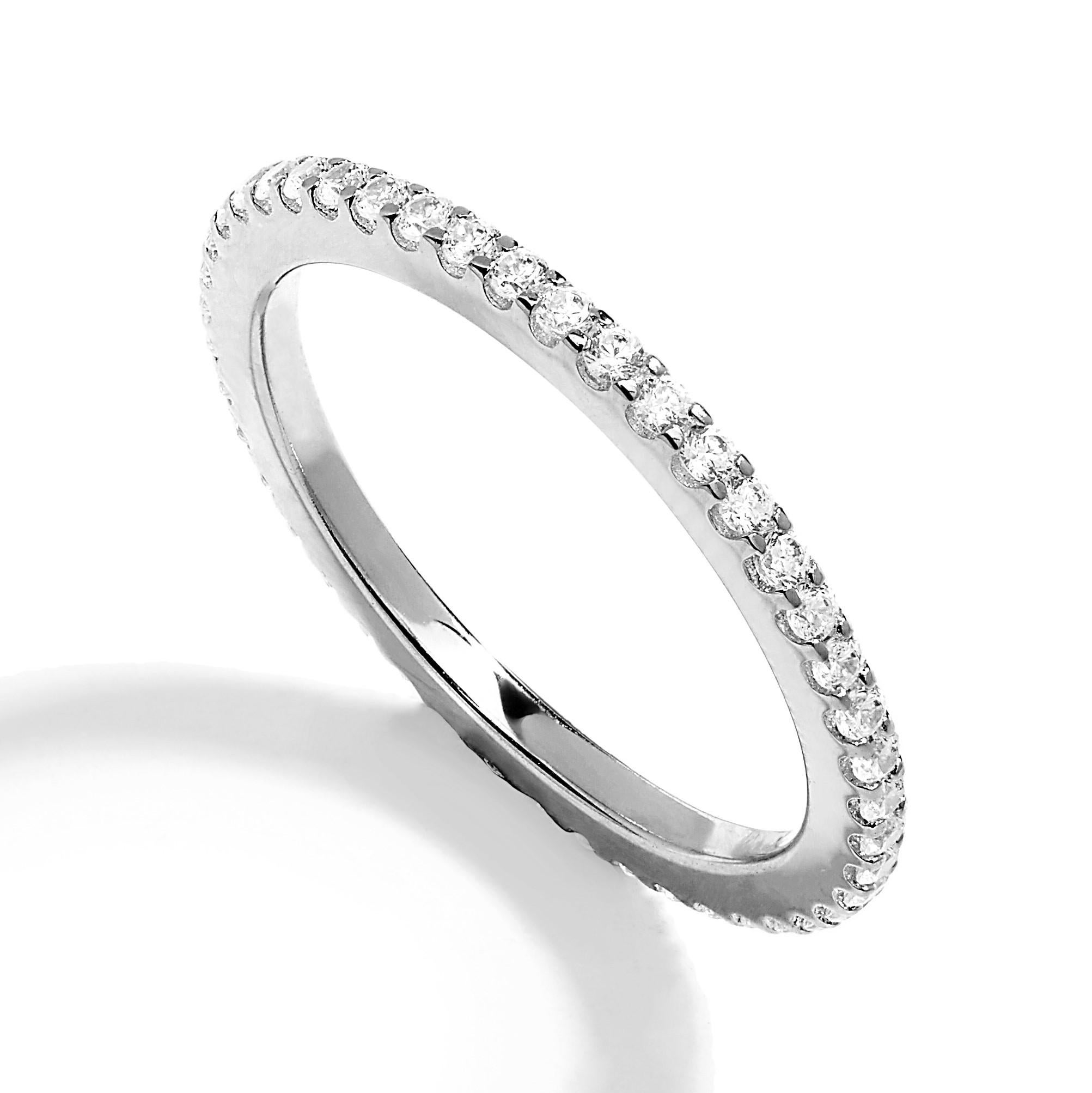 Einer unserer meistverkauften zeitlosen Ringe für die ganze Ewigkeit aus rhodiniertem, Roségold oder Gelbgold. Tragen Sie ein, zwei oder drei Ringe insgesamt für einen trendigen, gestapelten Look.

Ein wunderschöner klassischer Ring, der bequem und