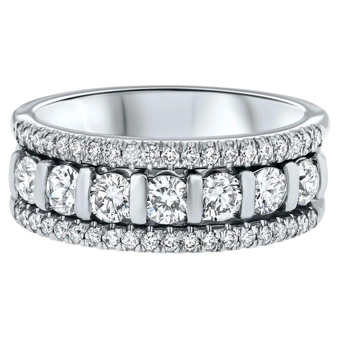 What do 3 diamonds on a ring symbolize?
