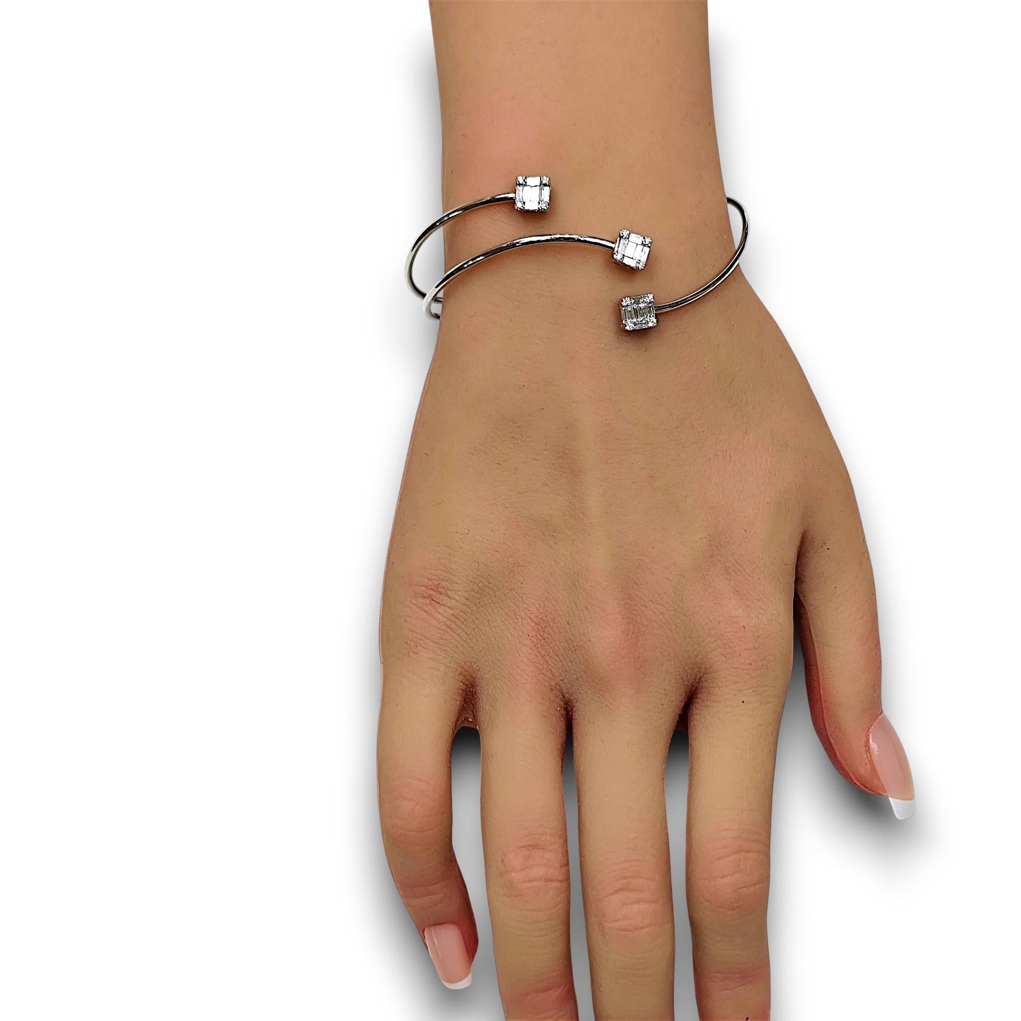 12 diamants blancs ronds : 0.11 Carats
21 diamants baguettes blancs : 0,74 carats
Métal : Or blanc 18K, 6.21 Grammes
