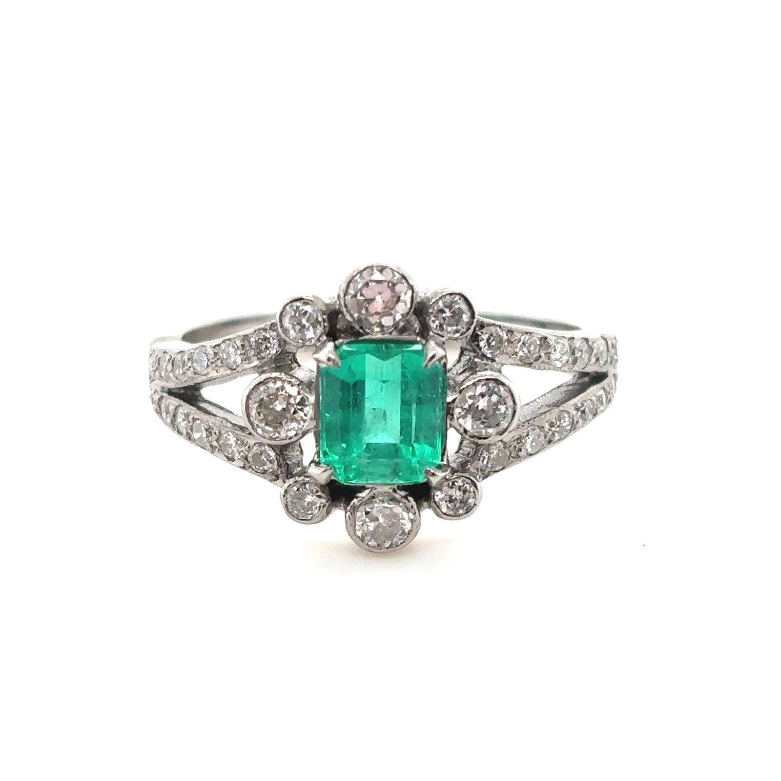 0.85 carat Columbian emerald and diamond 18 Karat White Gold Engagement Ring. In Good Condition For Sale In London, GB