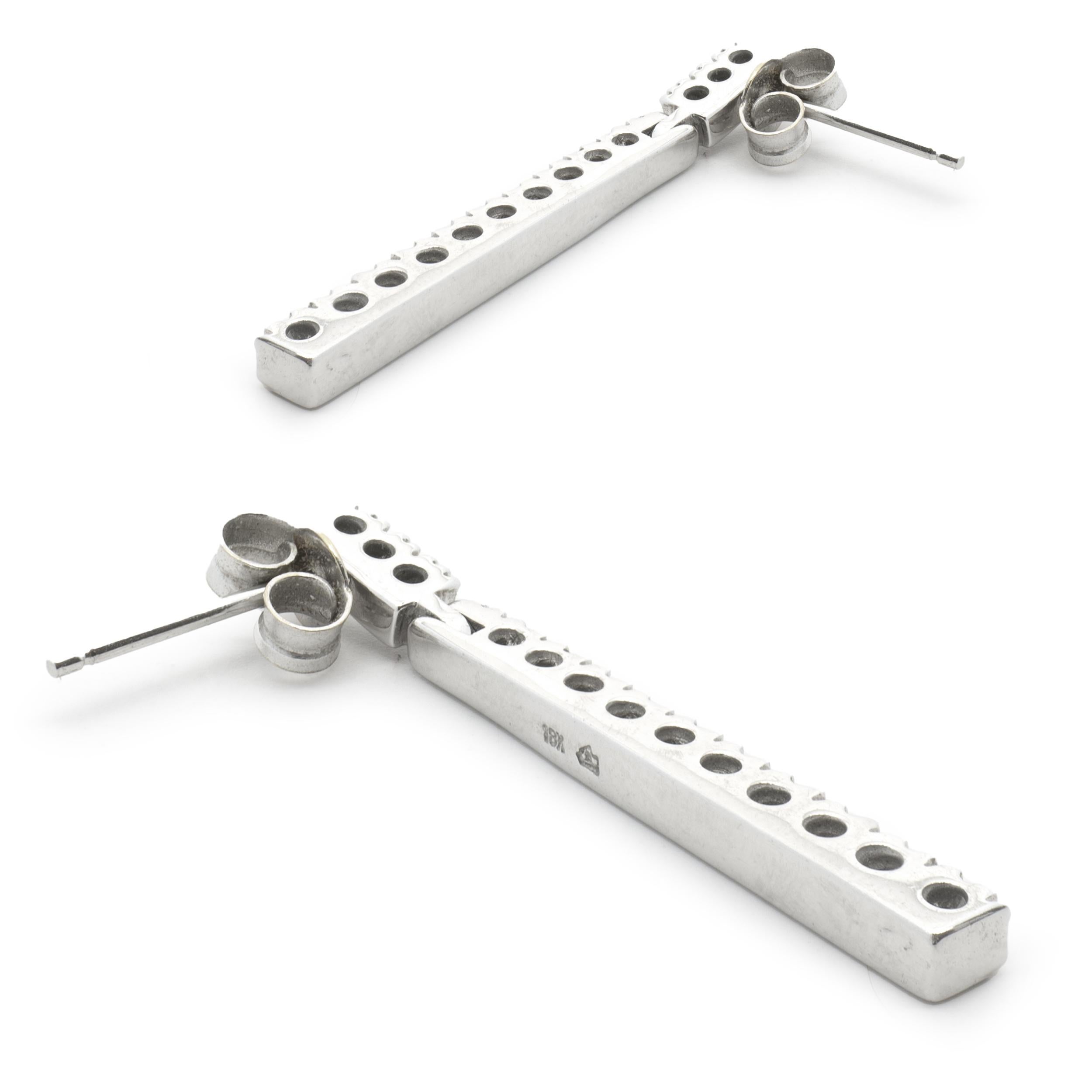 Designer: design personalizzato
Materiale: oro bianco 18 carati
Diamanti: 28 diamanti rotondi taglio brillante = 0,85 carati di peso totale
Colore: G-H
Chiarezza: SI
Dimensioni: ogni orecchino ha una lunghezza di 1,5 cm.
Chiusure: dorsali a