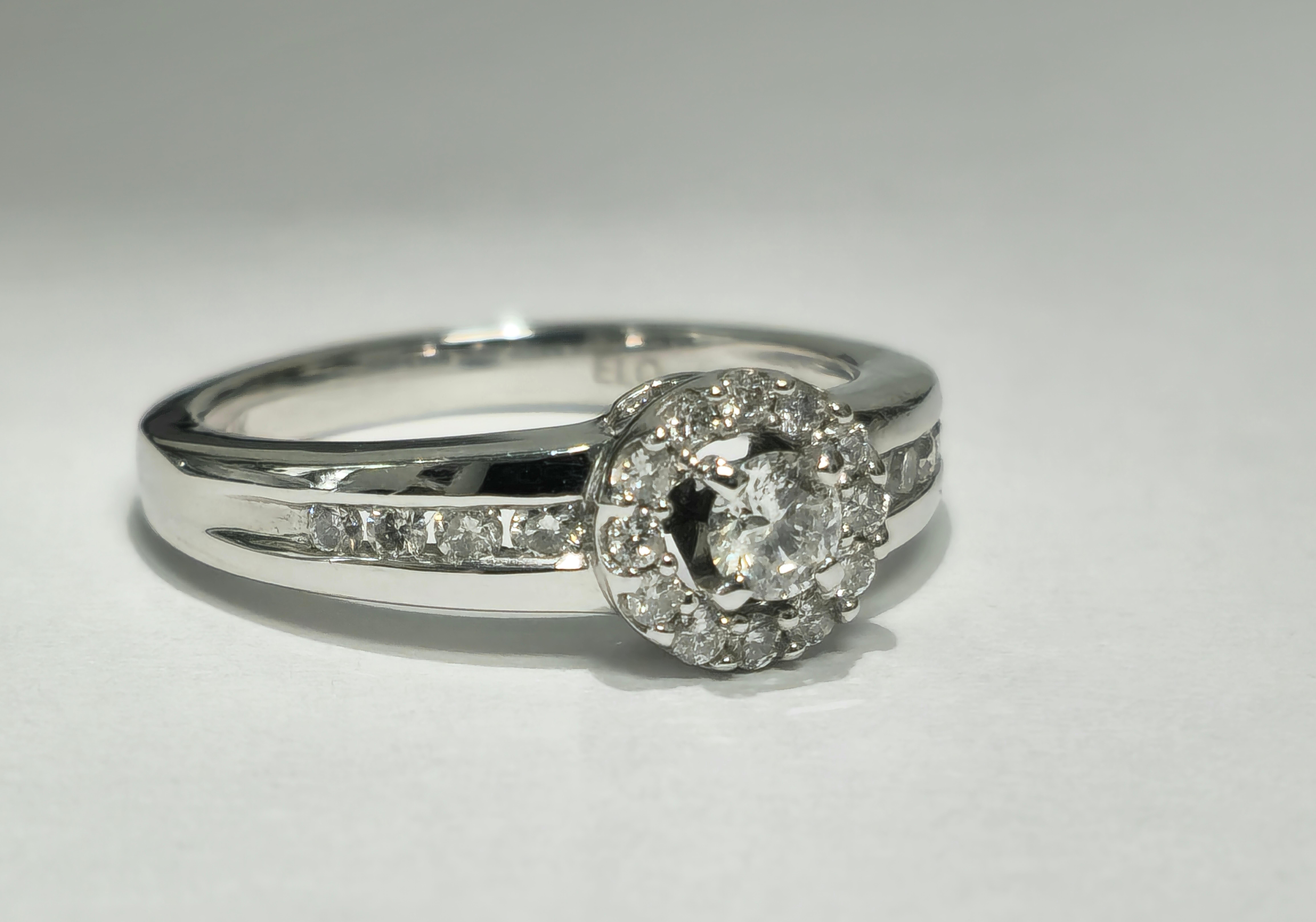 Verlobungsring mit 0.85 Karat Diamant in Weißgold (Brillantschliff) im Angebot