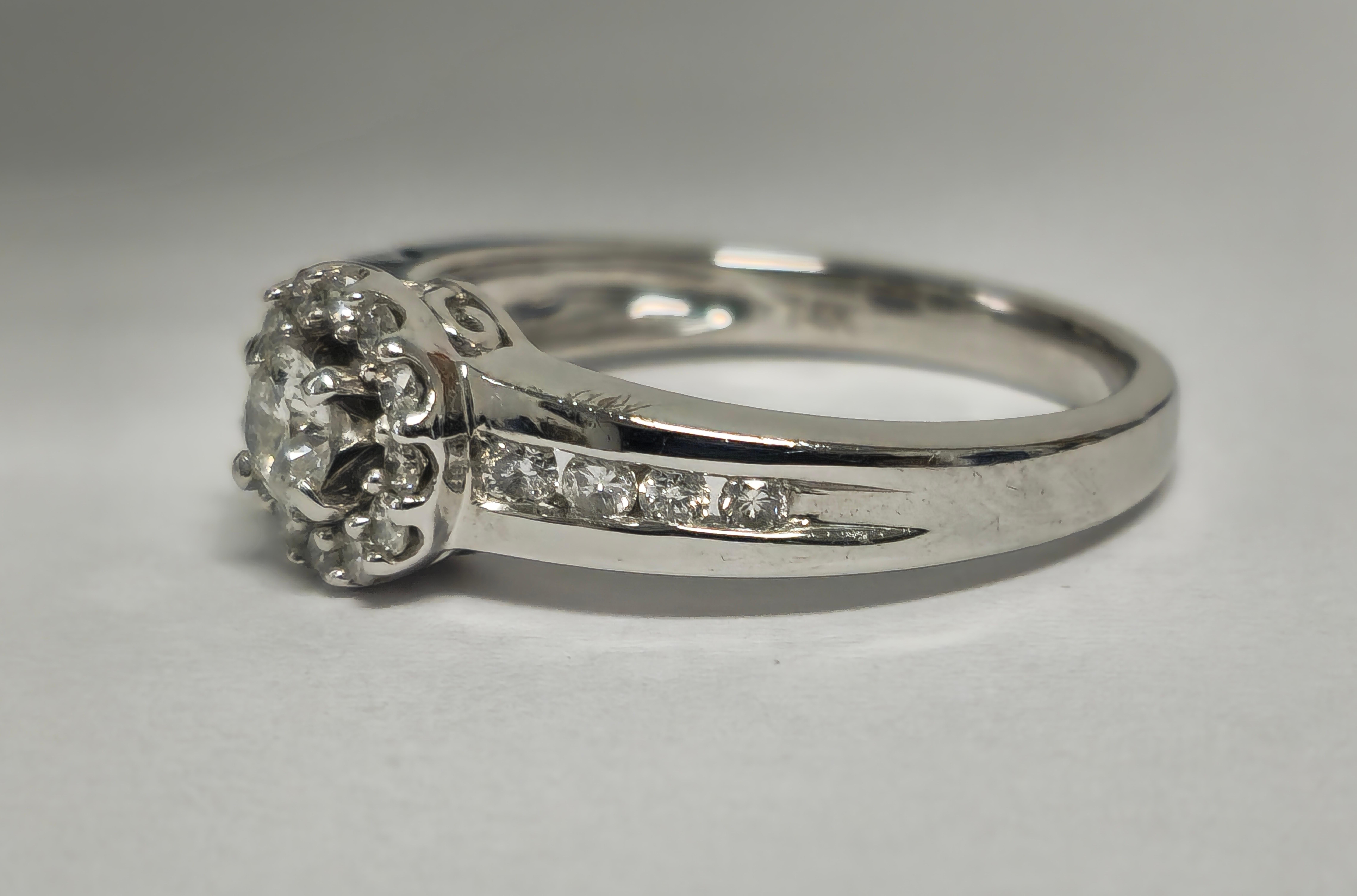 0.85 Carat Diamond White Gold Engagement Ring In Excellent Condition For Sale In Miami, FL