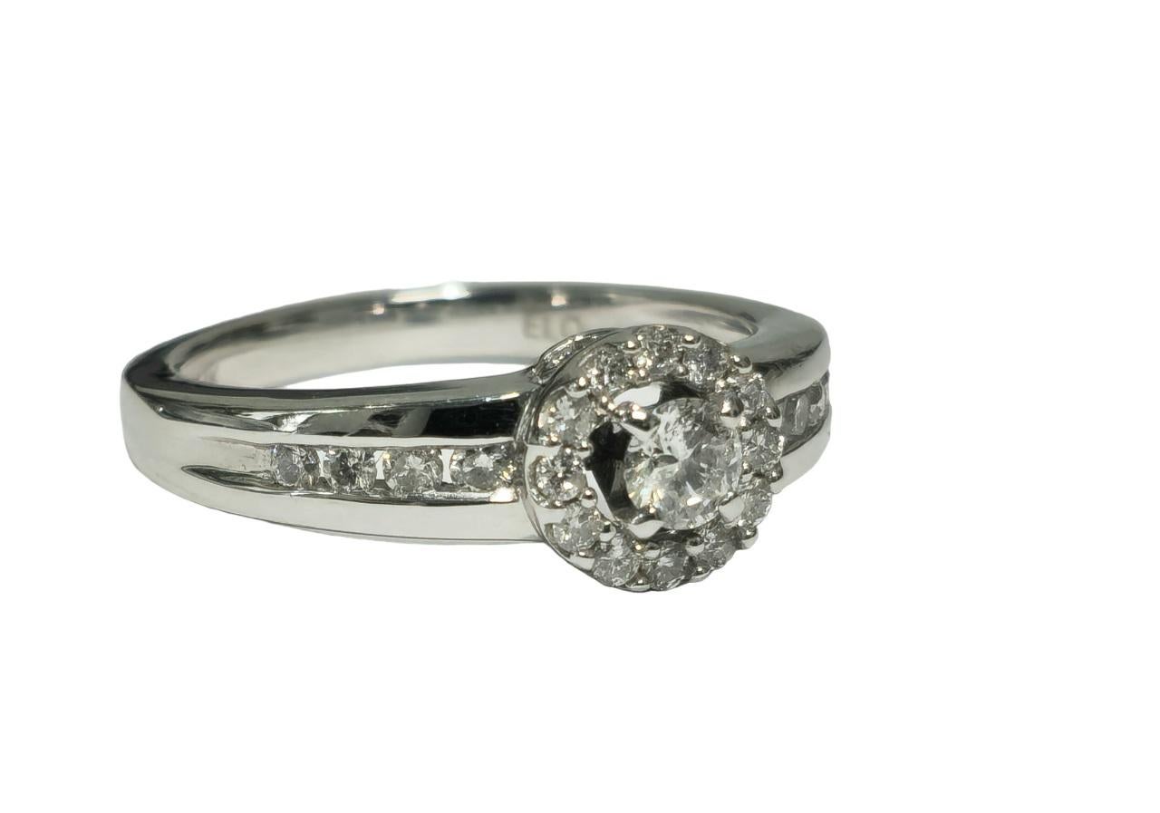 0.85 Carat Diamond White Gold Engagement Ring In Excellent Condition For Sale In Miami, FL