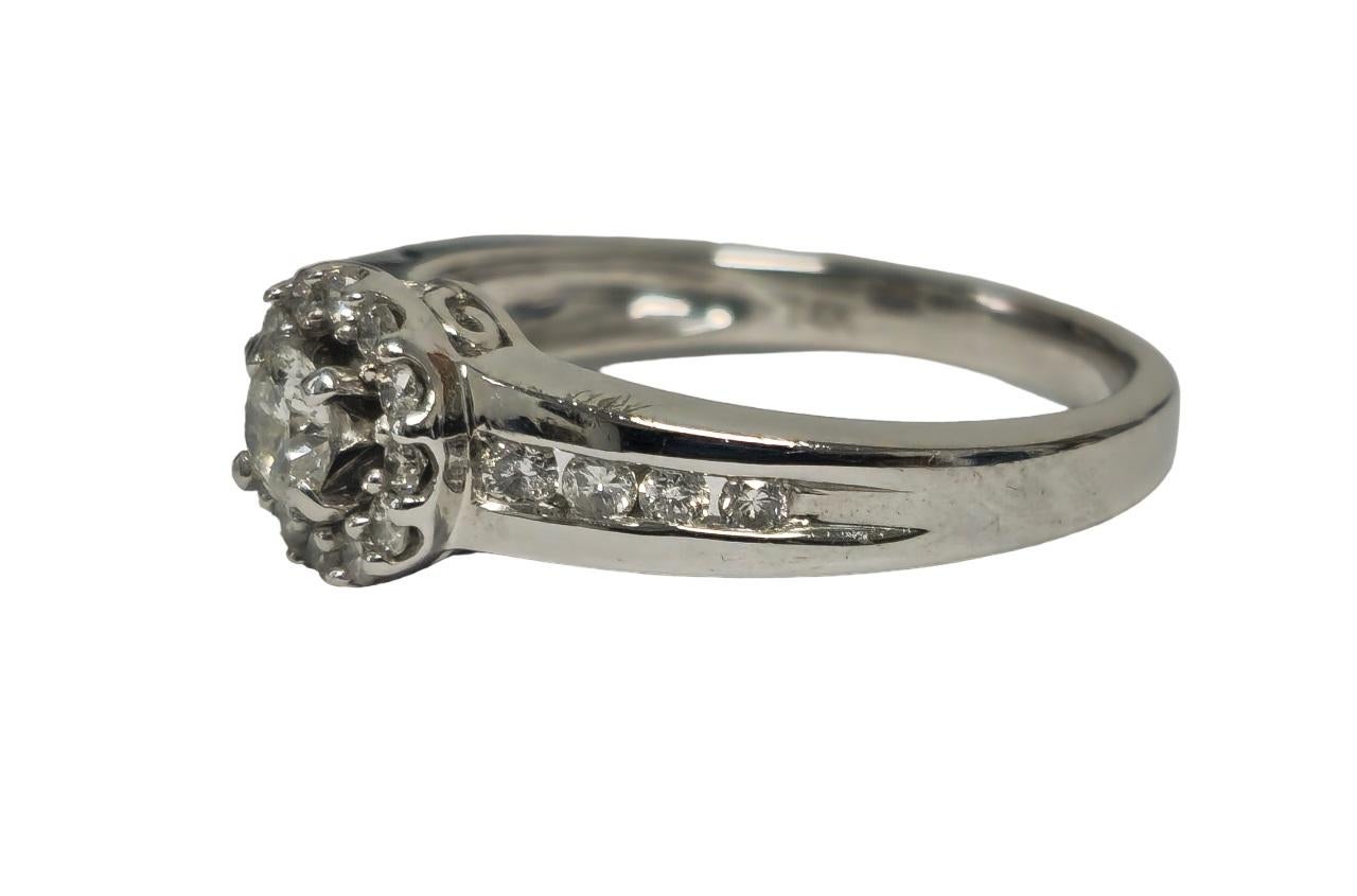 Women's 0.85 Carat Diamond White Gold Engagement Ring For Sale