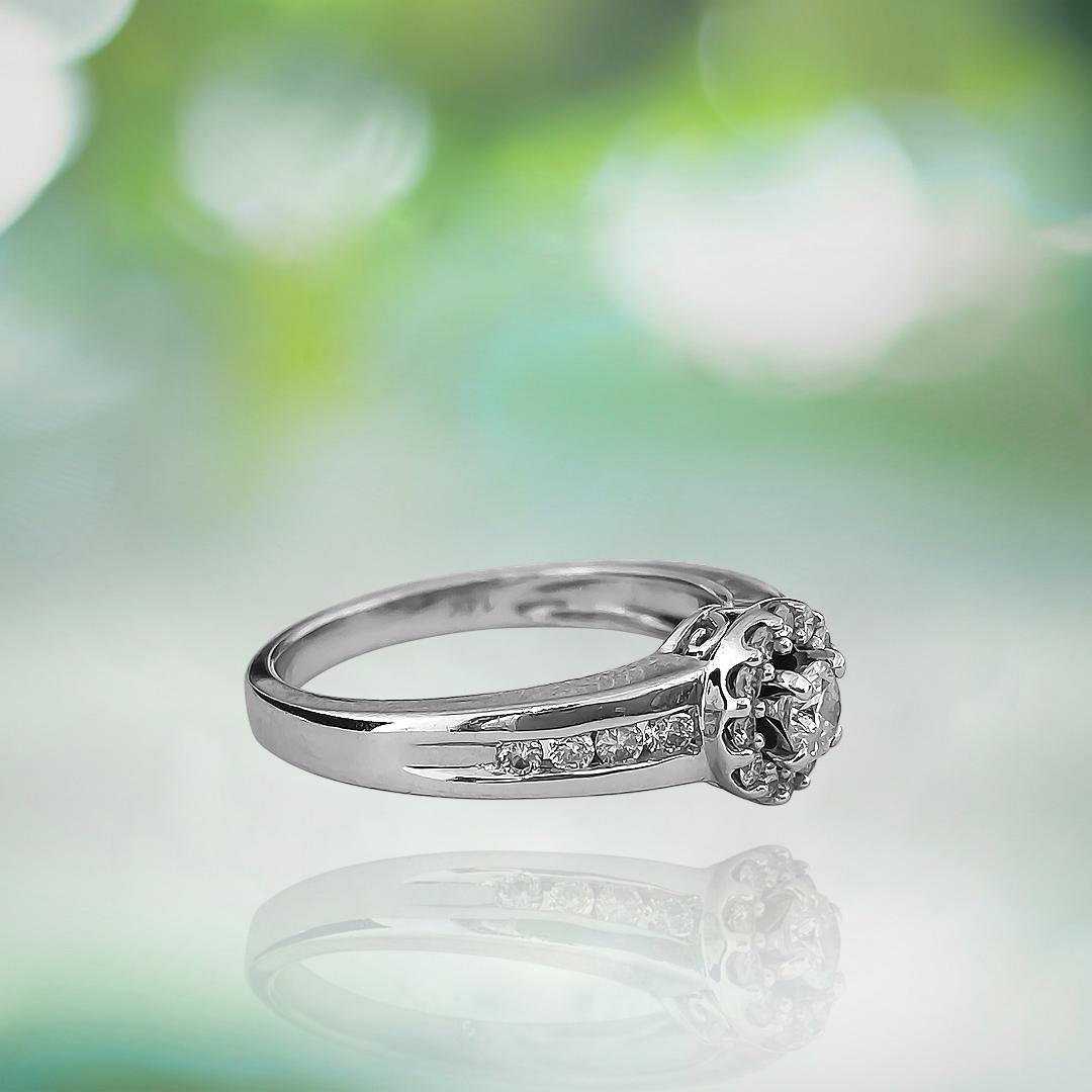 Modern 0.85 Carat Diamond White Gold Engagement Ring in 14 Karat White Gold For Sale