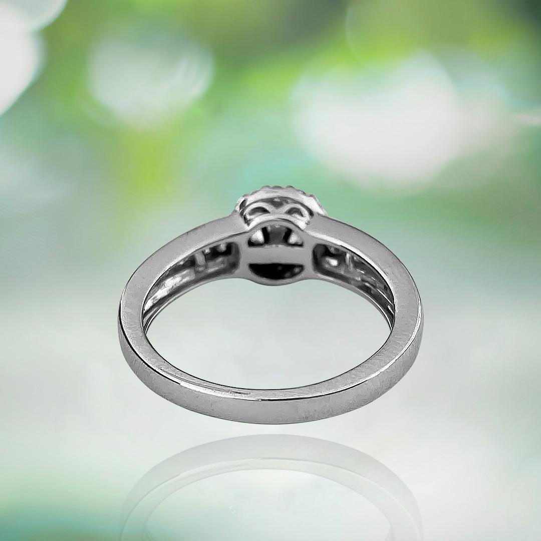 Round Cut 0.85 Carat Diamond White Gold Engagement Ring in 14 Karat White Gold For Sale