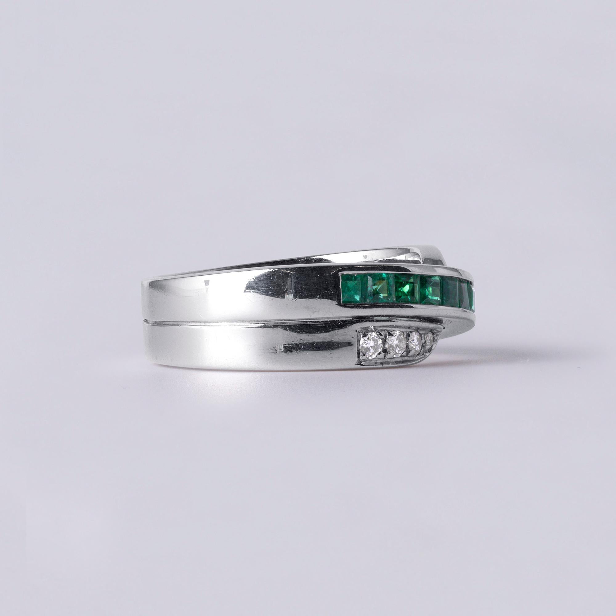 0,85 Karat Smaragd im Prinzessinnenschliff und Diamant im Prinzessinnenschliff Cross Over Band 18K Weißgold im Angebot 4