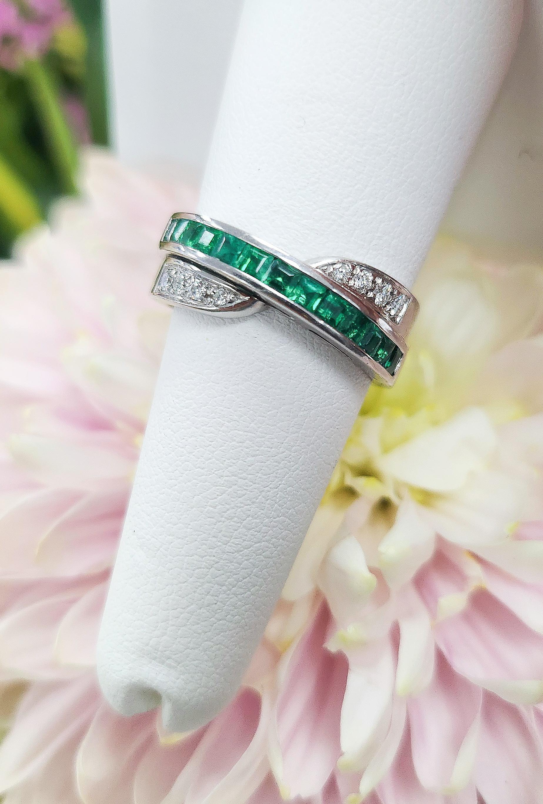 Questa elegante fascia di smeraldi e diamanti è il tipo di pezzo raffinato che potrai indossare ogni giorno. Con la sua elegante silhouette incrociata e lo scintillio equilibrato, fonde un design senza tempo con un tocco fresco e moderno.

Tredici